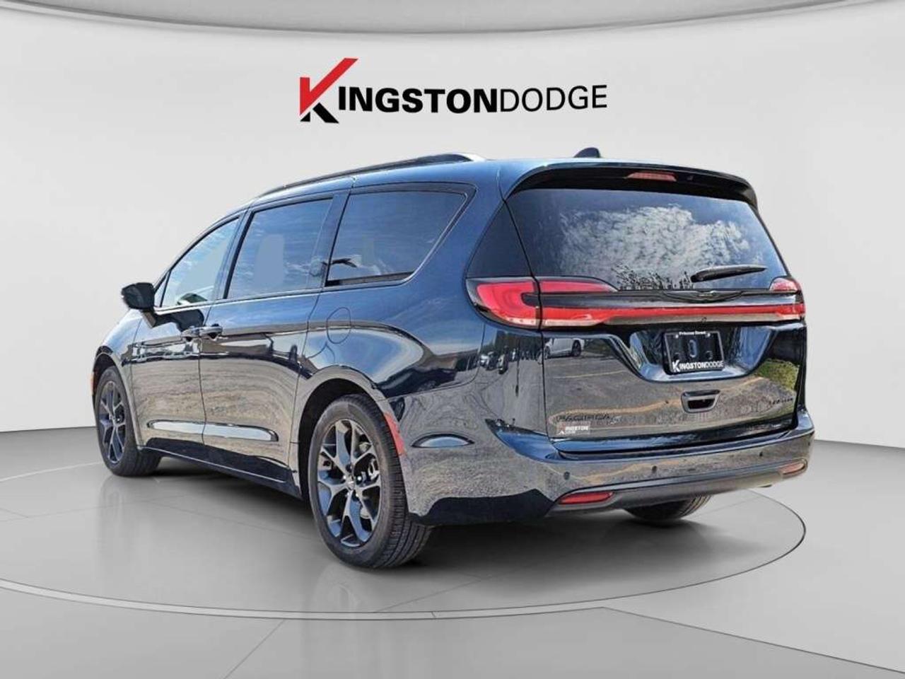 2024 Chrysler Pacifica Limited   Service Loaner Vehicle Photo2