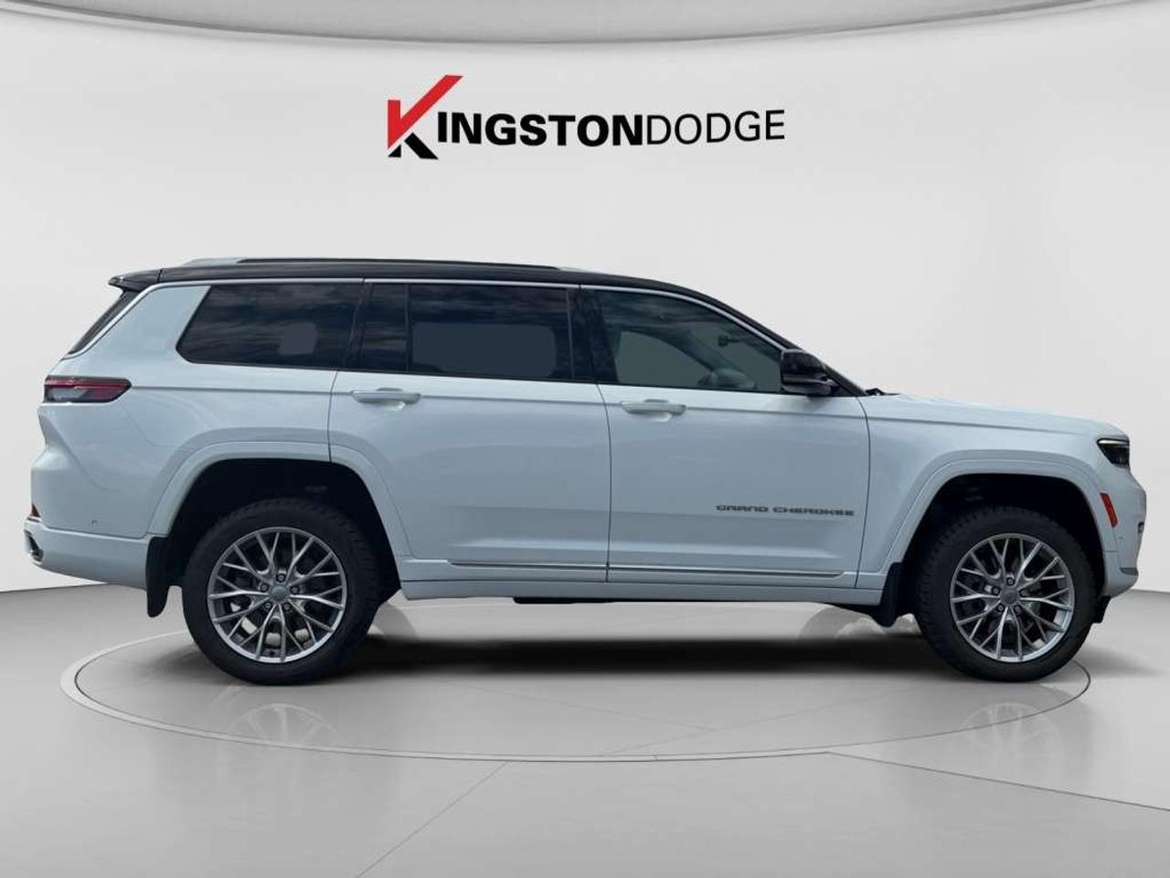 2022 Jeep Grand Cherokee Summit 4WD   5.7L V8 Photo
