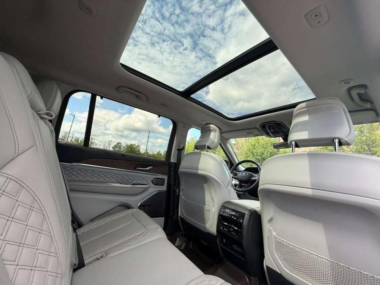 2022 Jeep Grand Cherokee Summit 4WD   5.7L V8 Photo