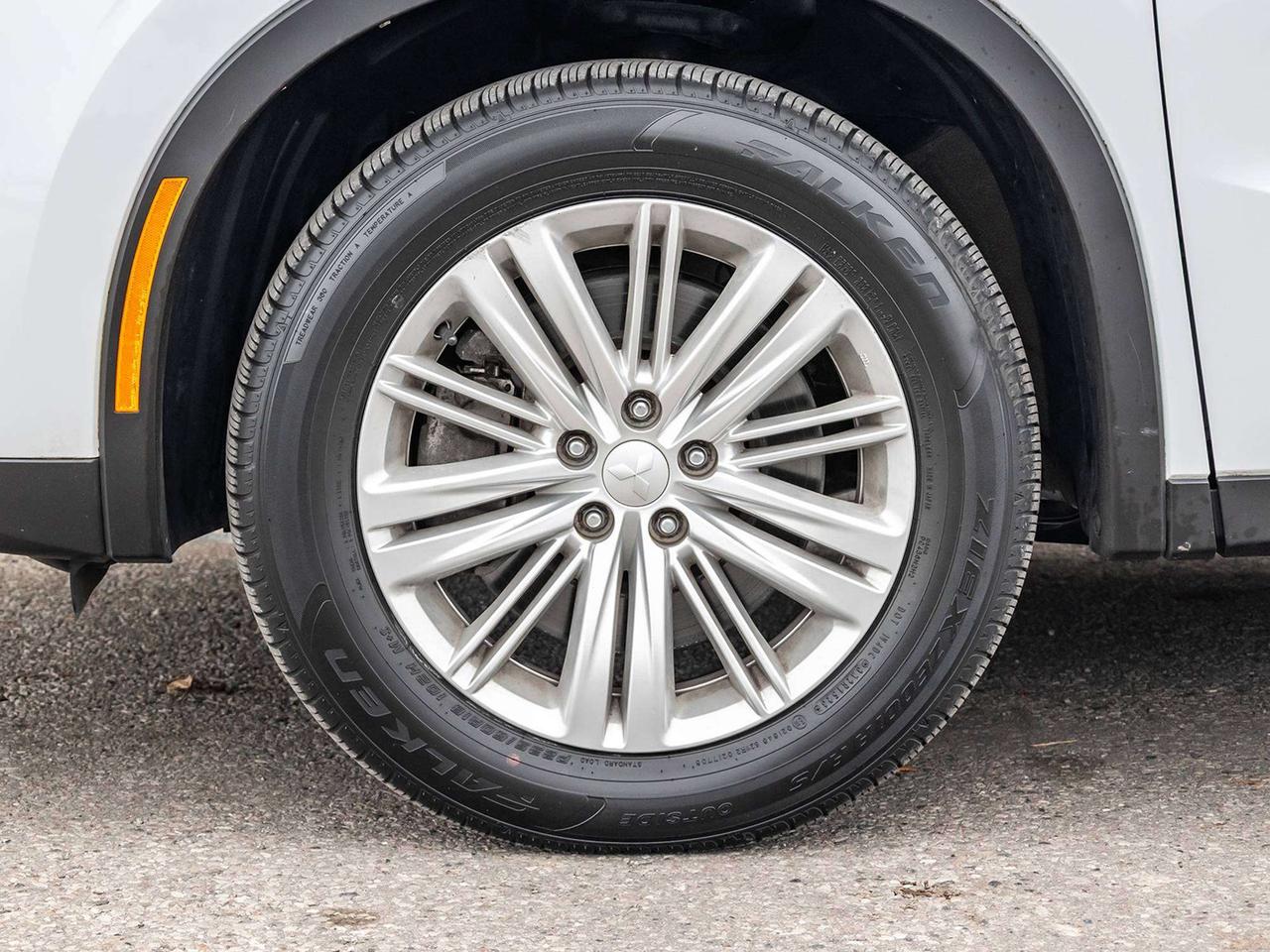 2023 Mitsubishi Outlander ES Photo