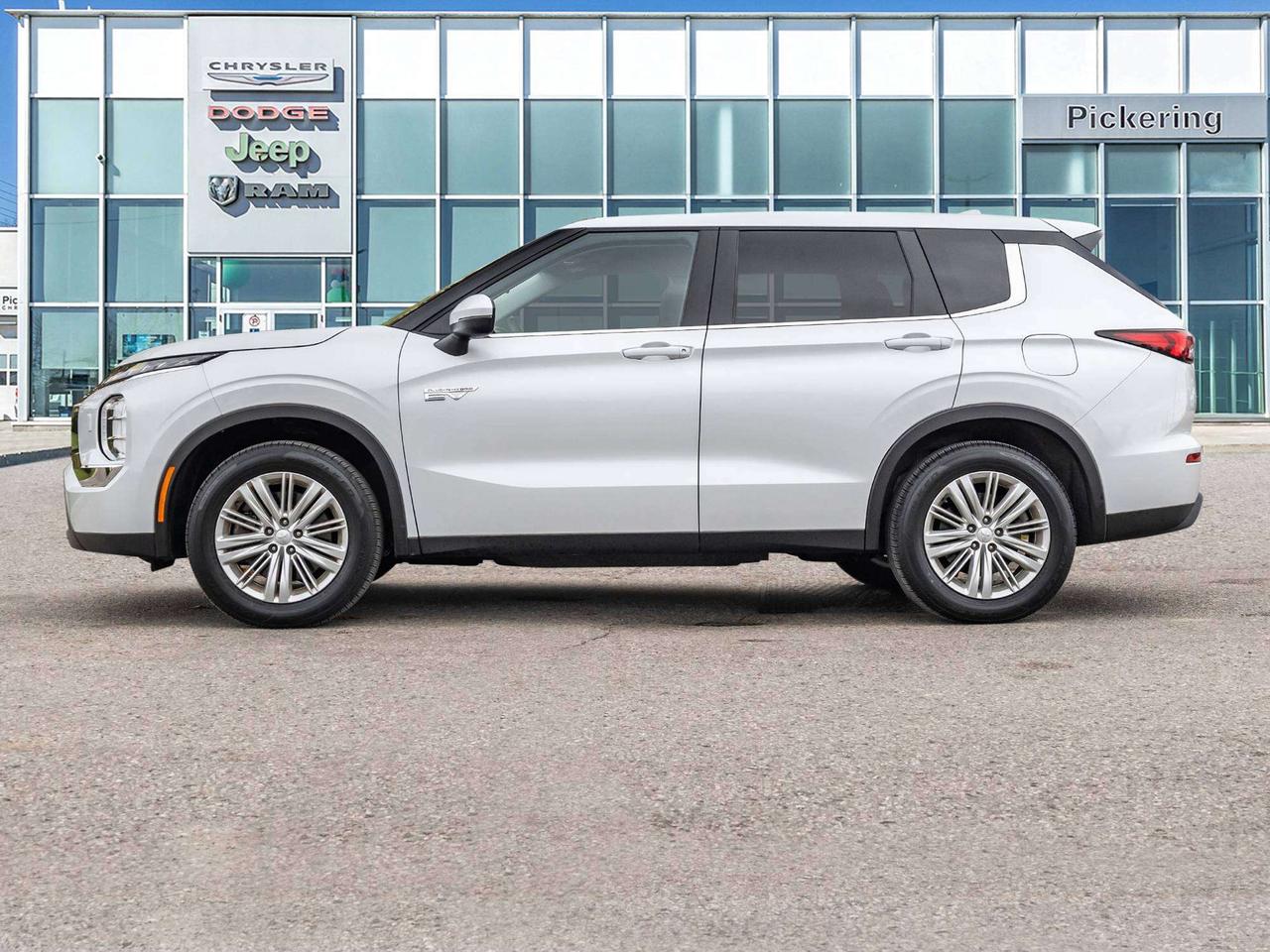 2023 Mitsubishi Outlander ES Photo