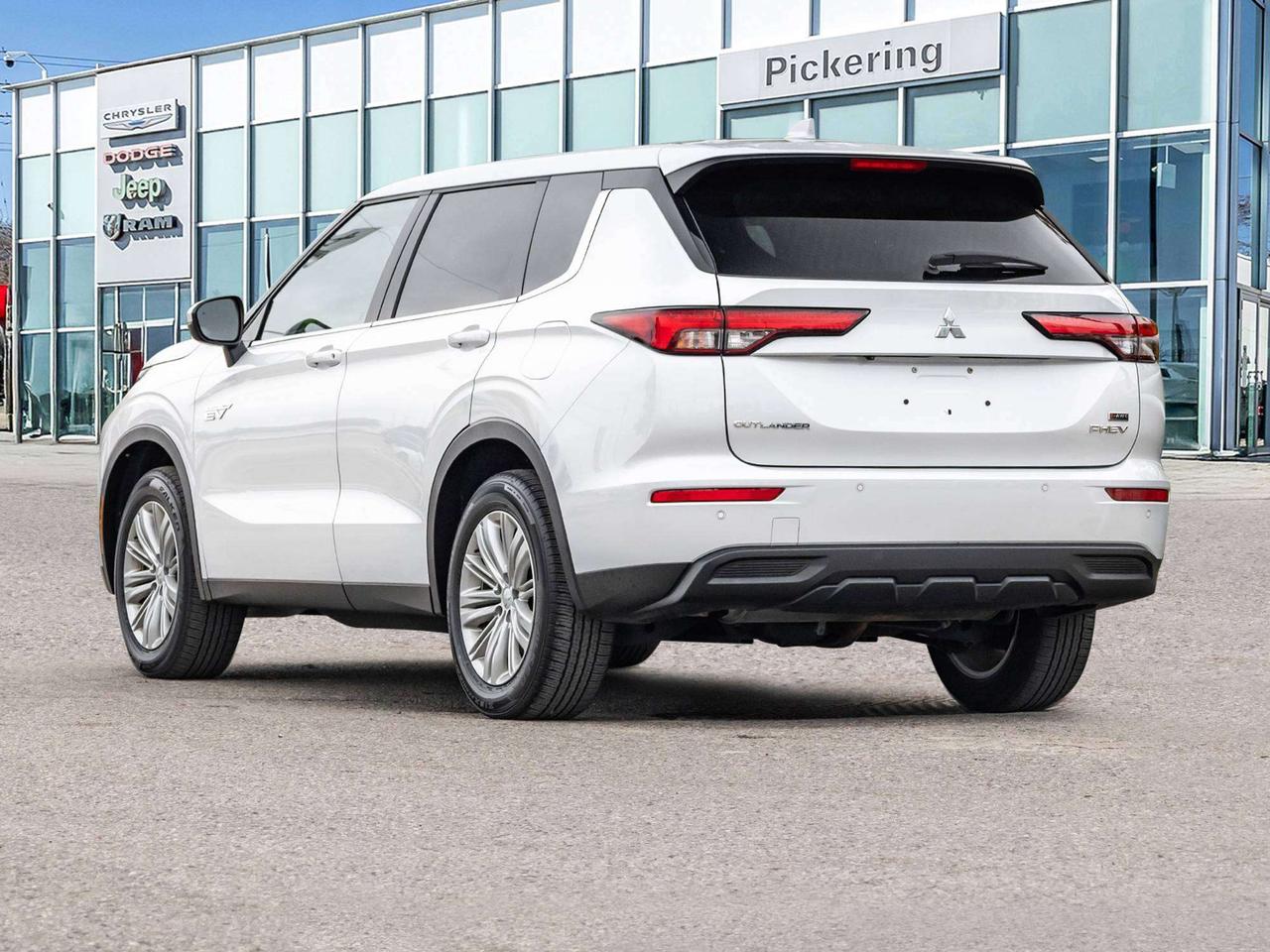 2023 Mitsubishi Outlander ES Photo