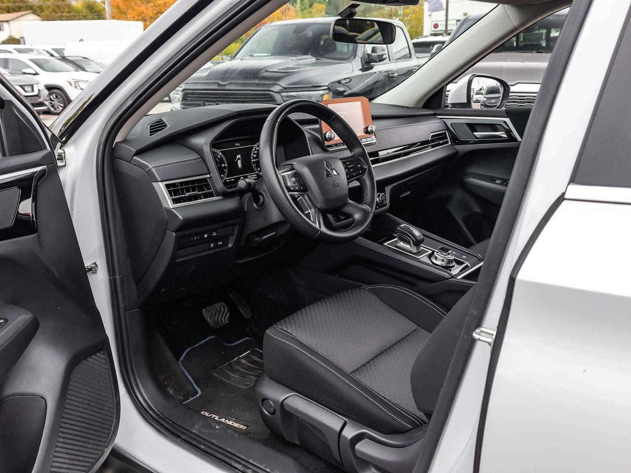 2023 Mitsubishi Outlander ES Photo