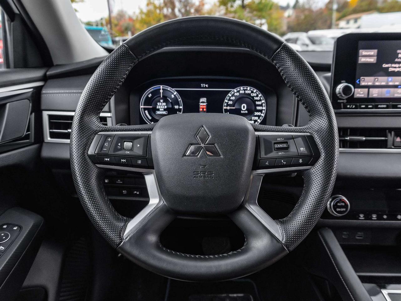 2023 Mitsubishi Outlander ES Photo