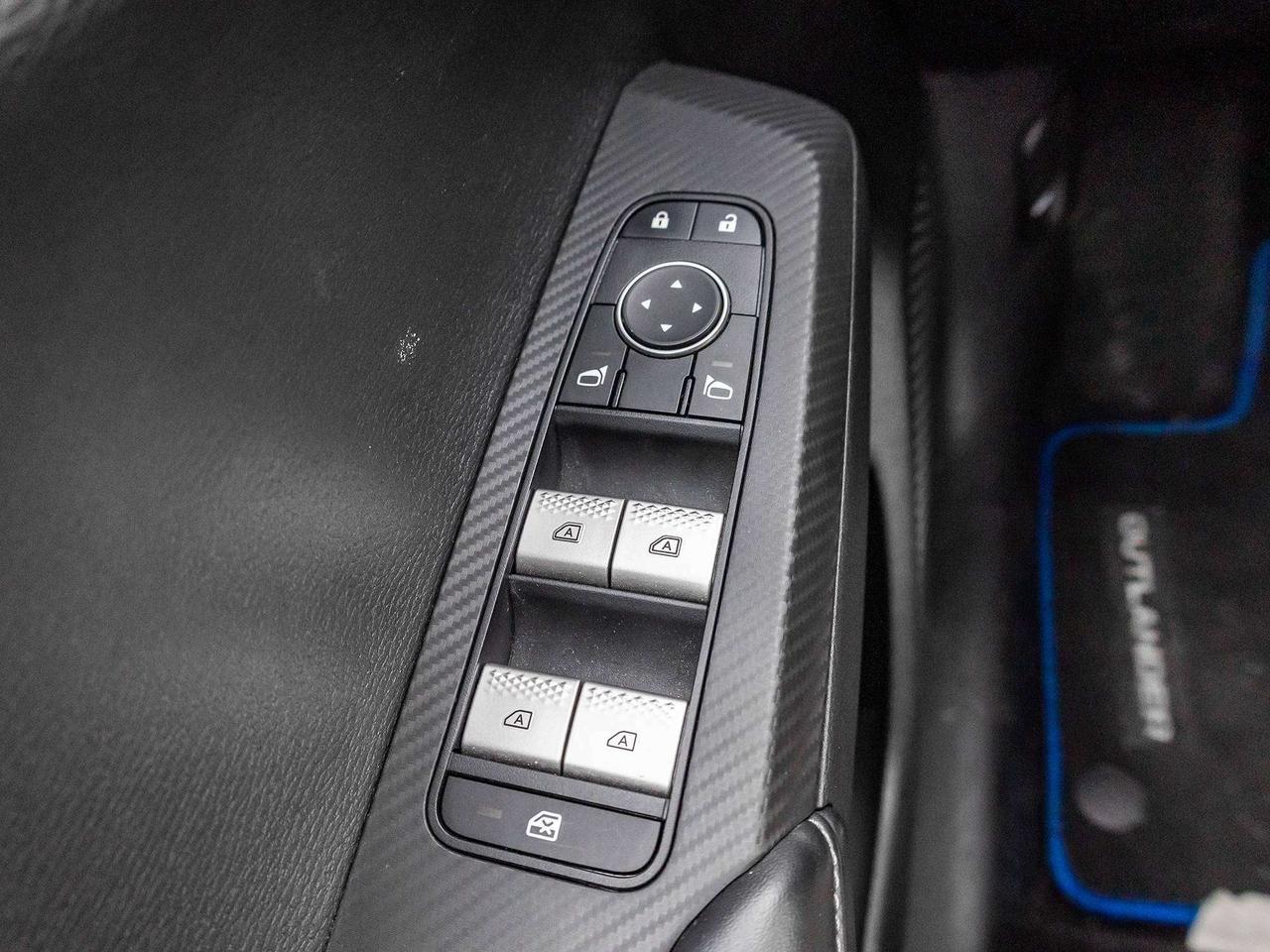 2023 Mitsubishi Outlander ES Photo