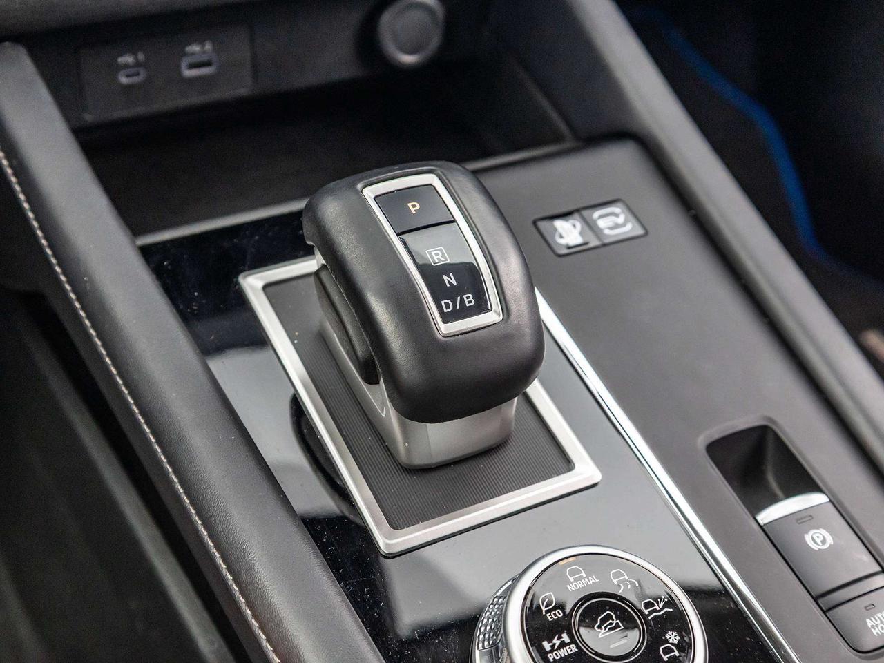 2023 Mitsubishi Outlander ES Photo