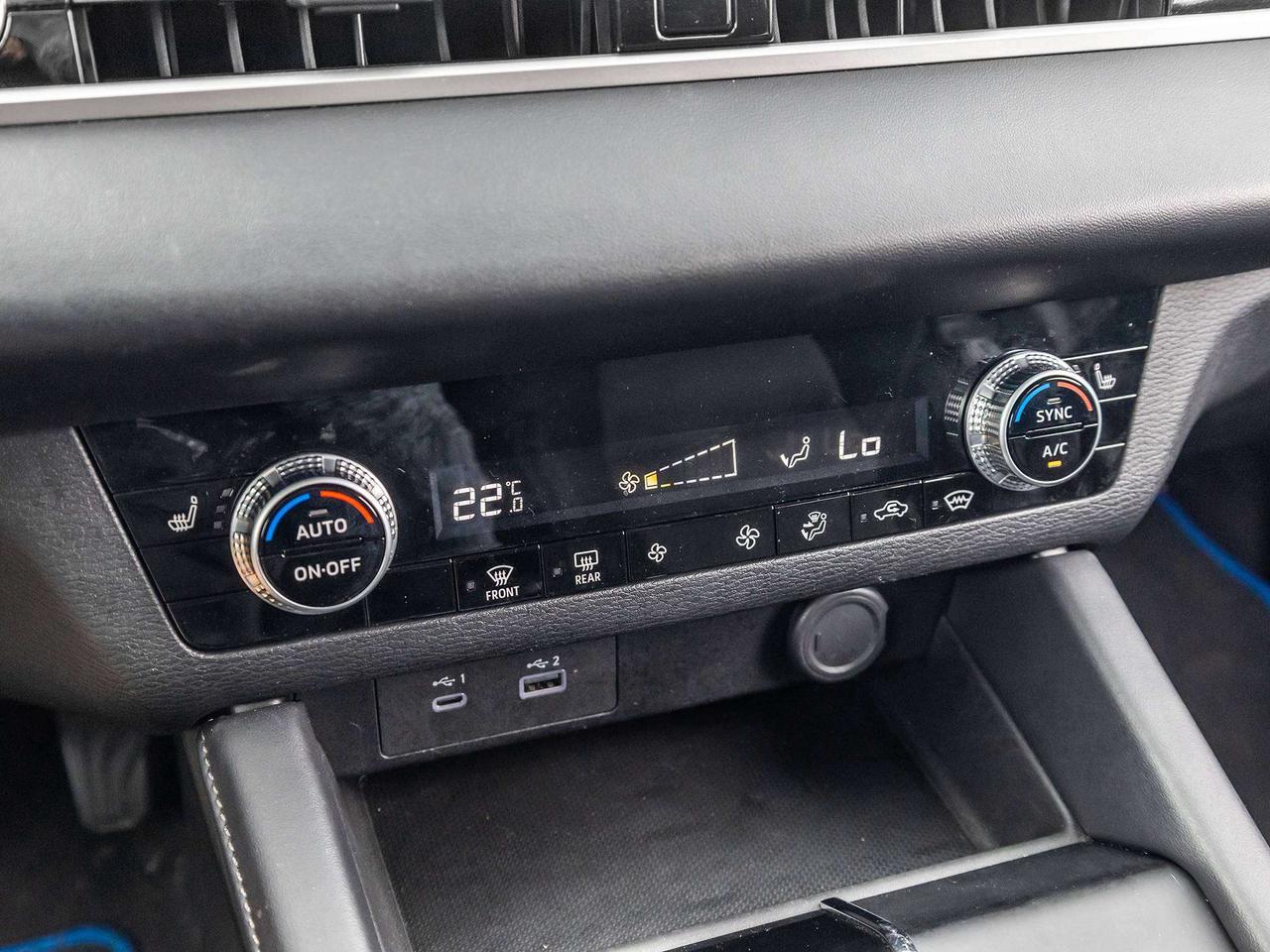 2023 Mitsubishi Outlander ES Photo