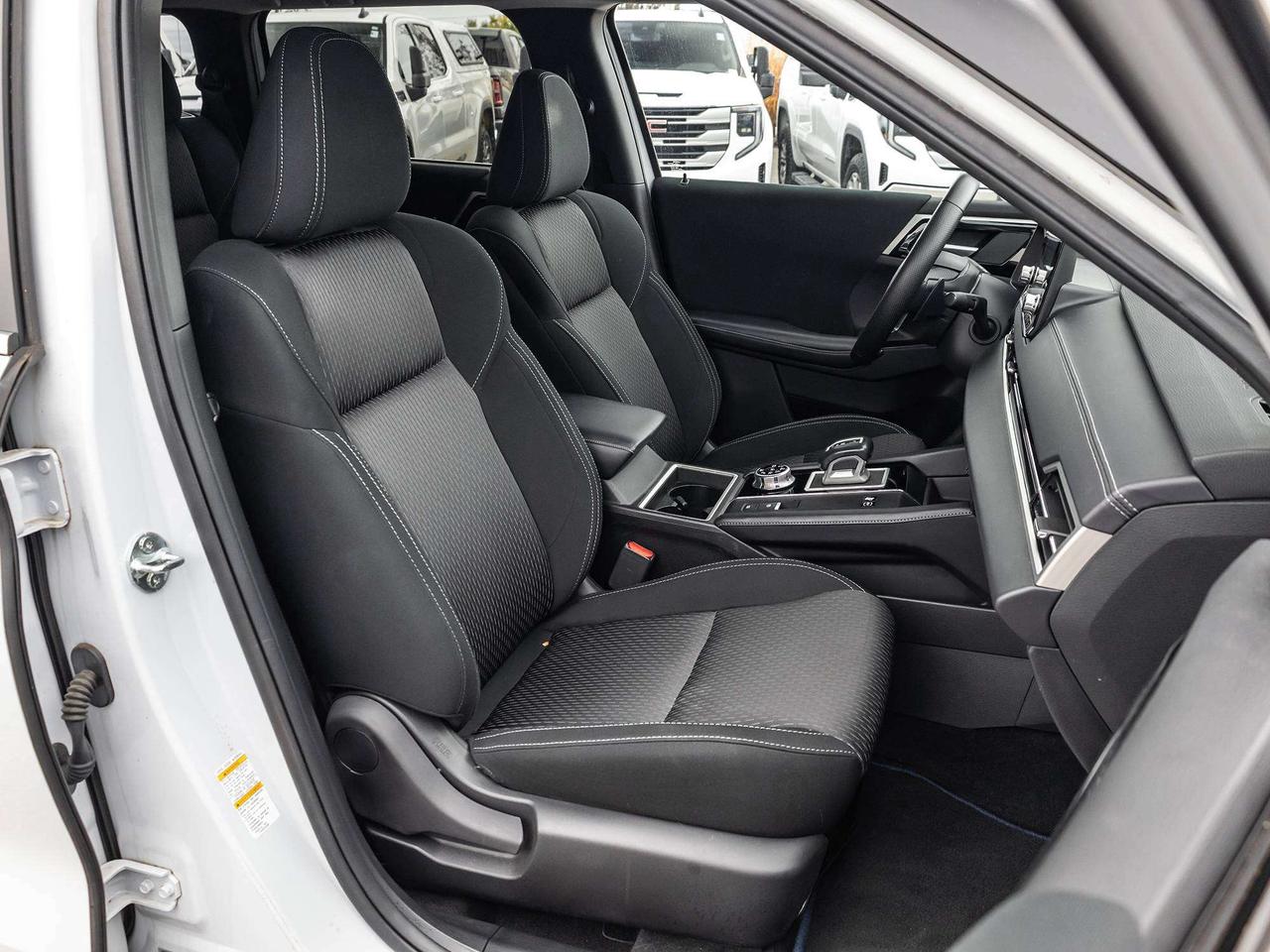 2023 Mitsubishi Outlander ES Photo