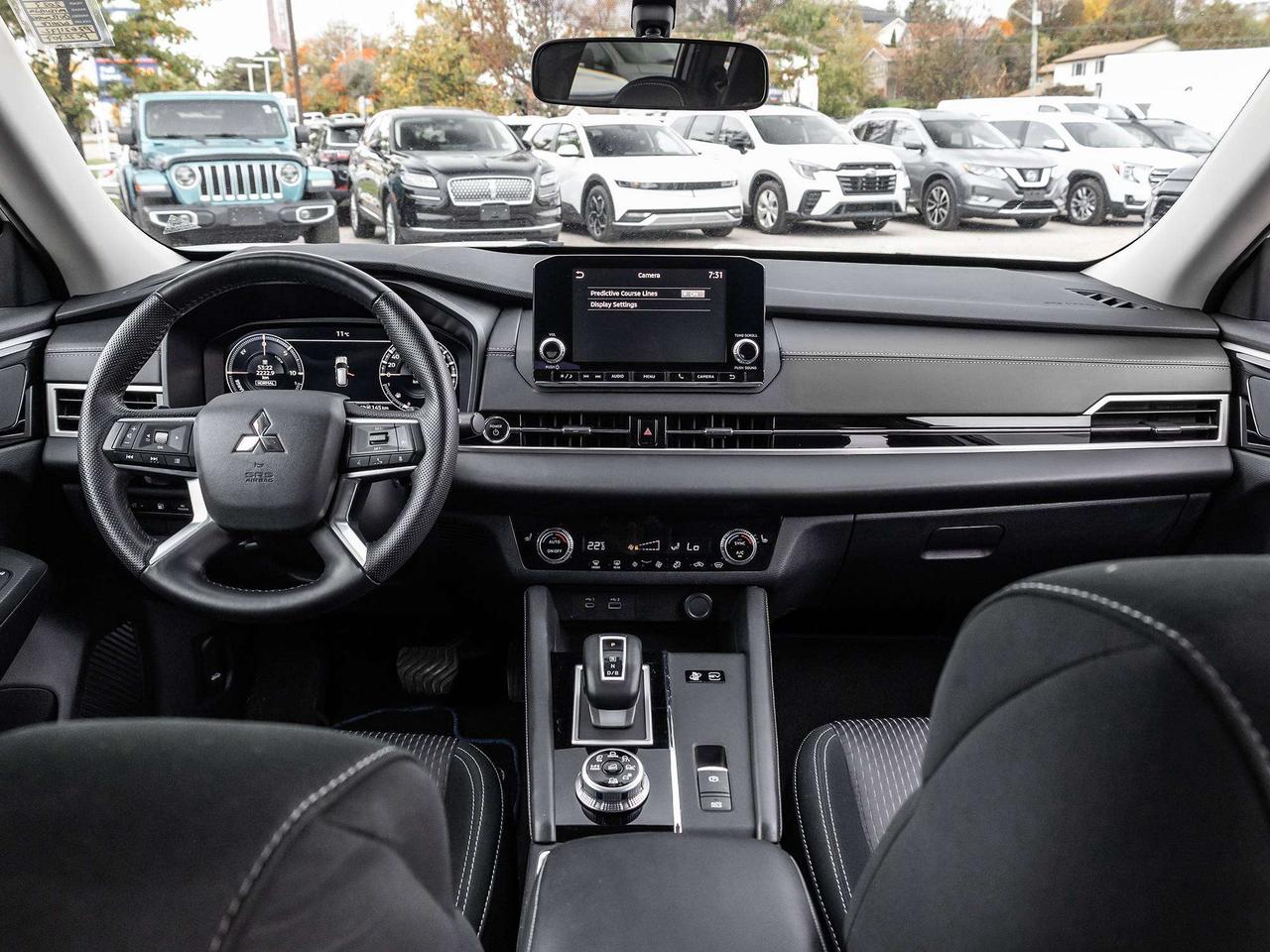 2023 Mitsubishi Outlander ES Photo
