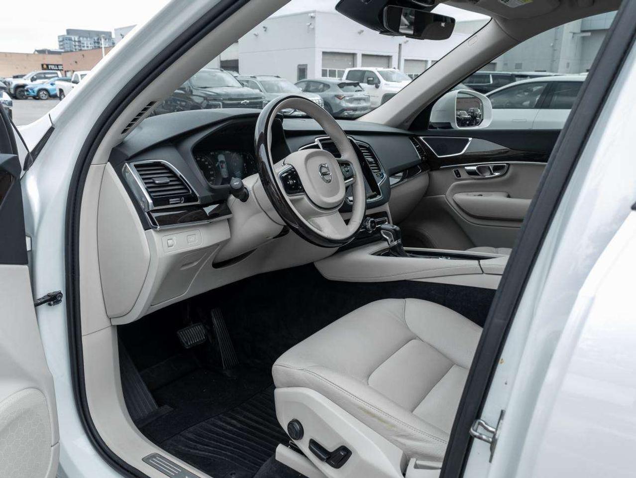 2016 Volvo XC90 AWD 5dr T6 Momentum Photo