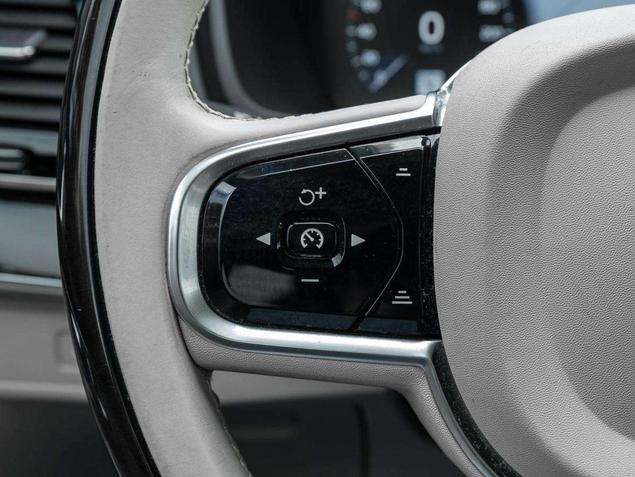2016 Volvo XC90 AWD 5dr T6 Momentum Photo
