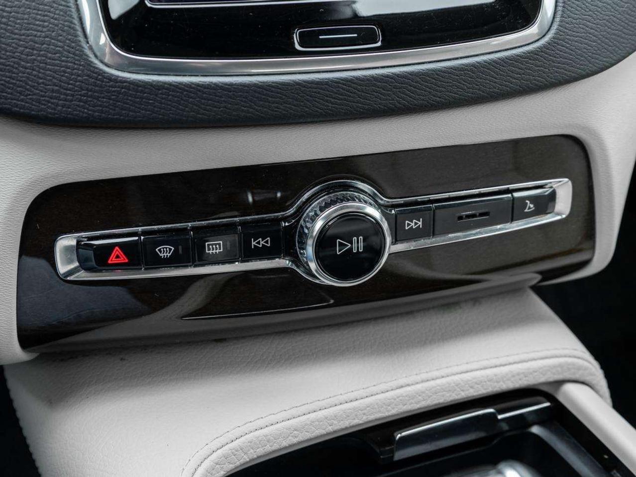 2016 Volvo XC90 AWD 5dr T6 Momentum Photo