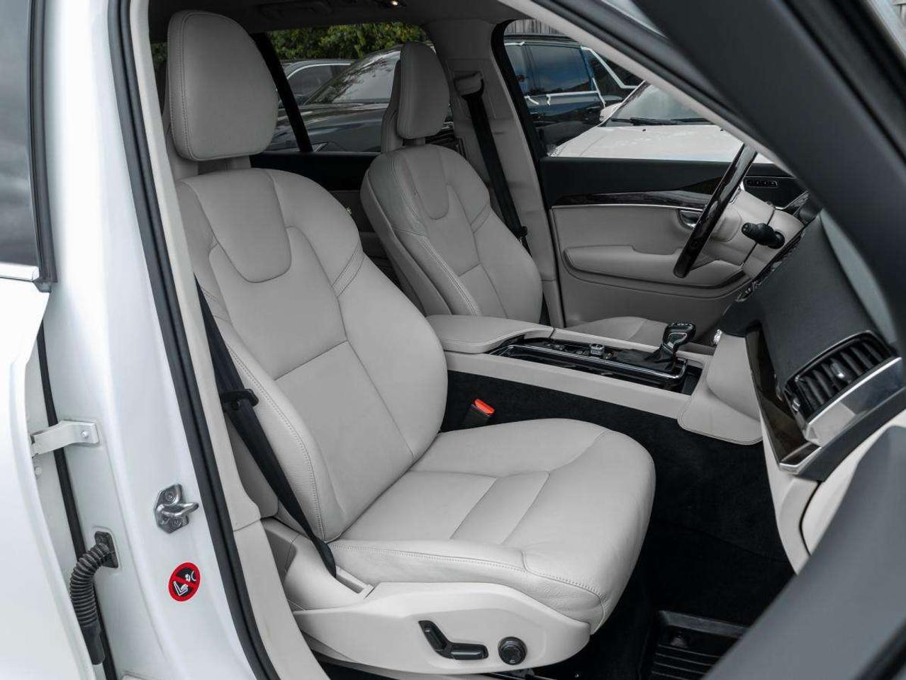 2016 Volvo XC90 AWD 5dr T6 Momentum Photo