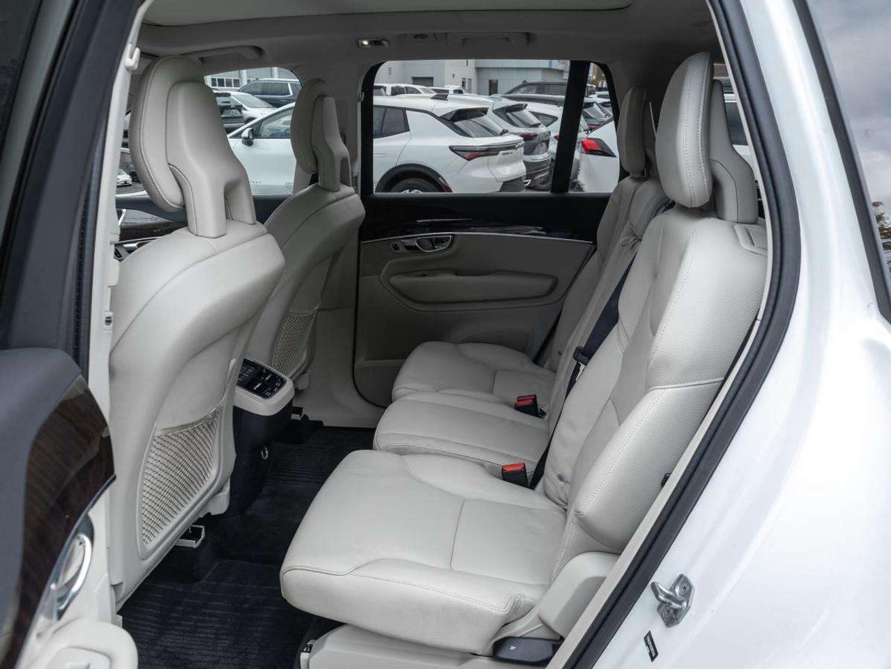 2016 Volvo XC90 AWD 5dr T6 Momentum Photo