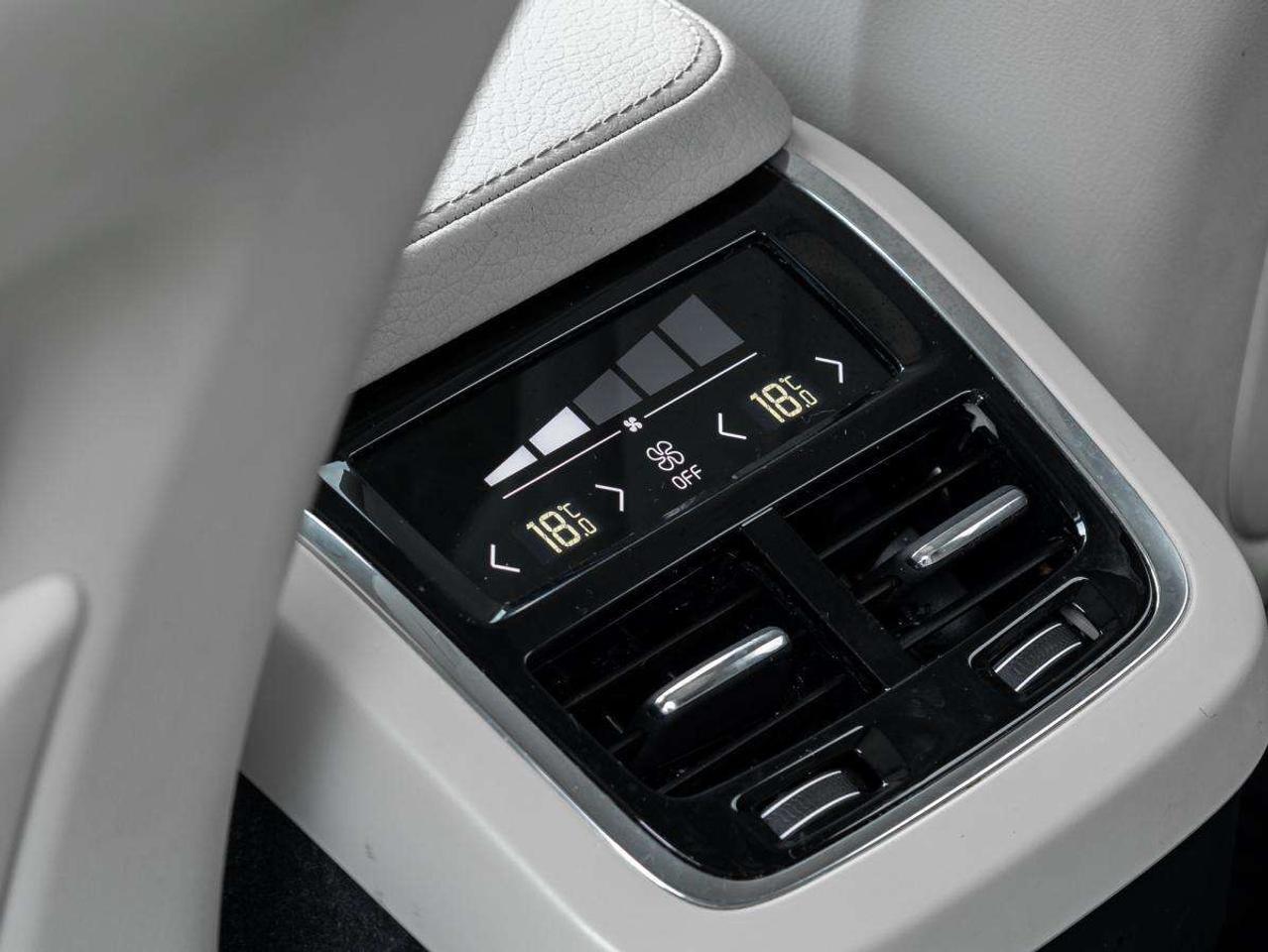 2016 Volvo XC90 AWD 5dr T6 Momentum Photo