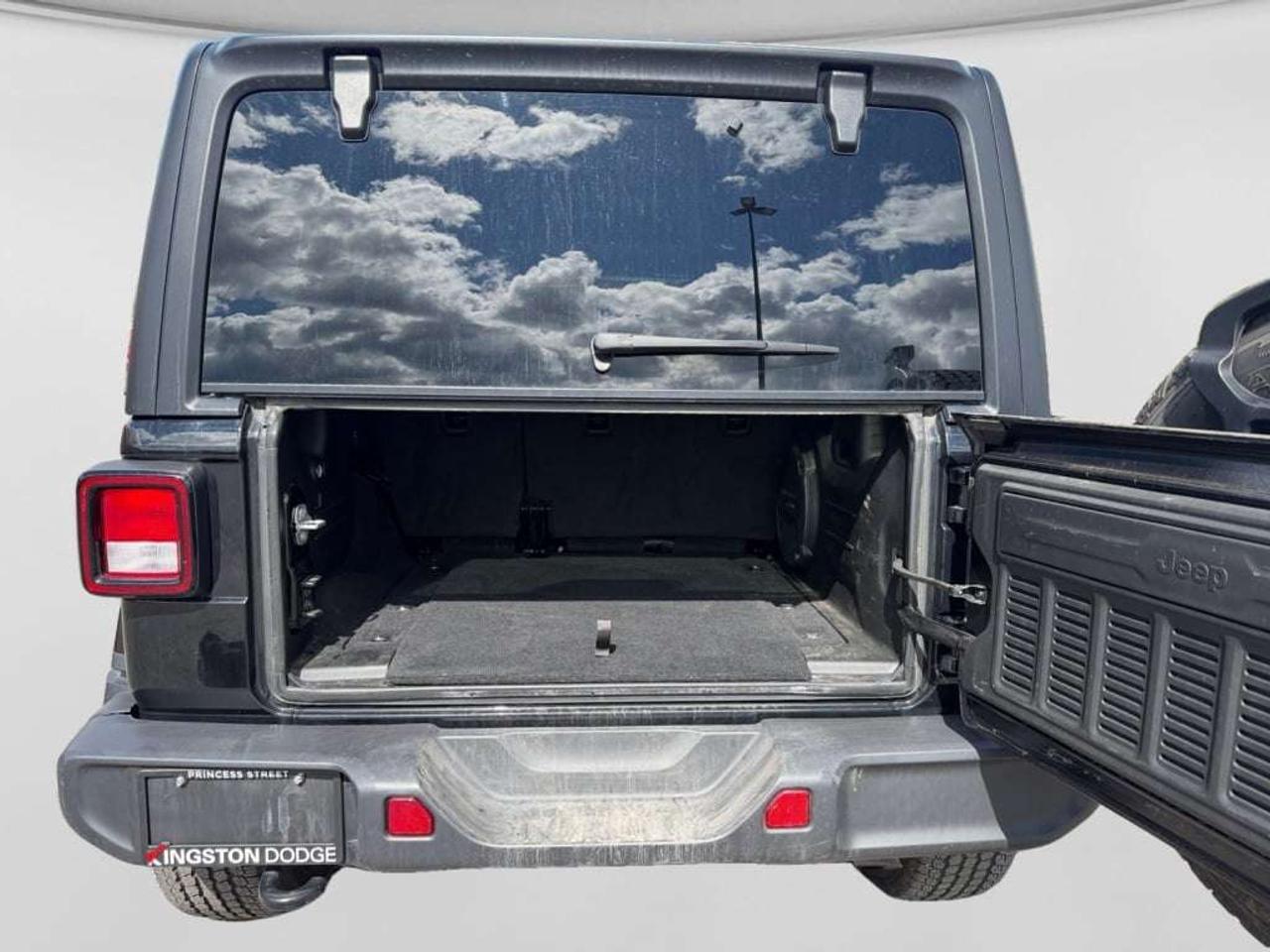 2023 Jeep Wrangler SAHARA 4WD Photo