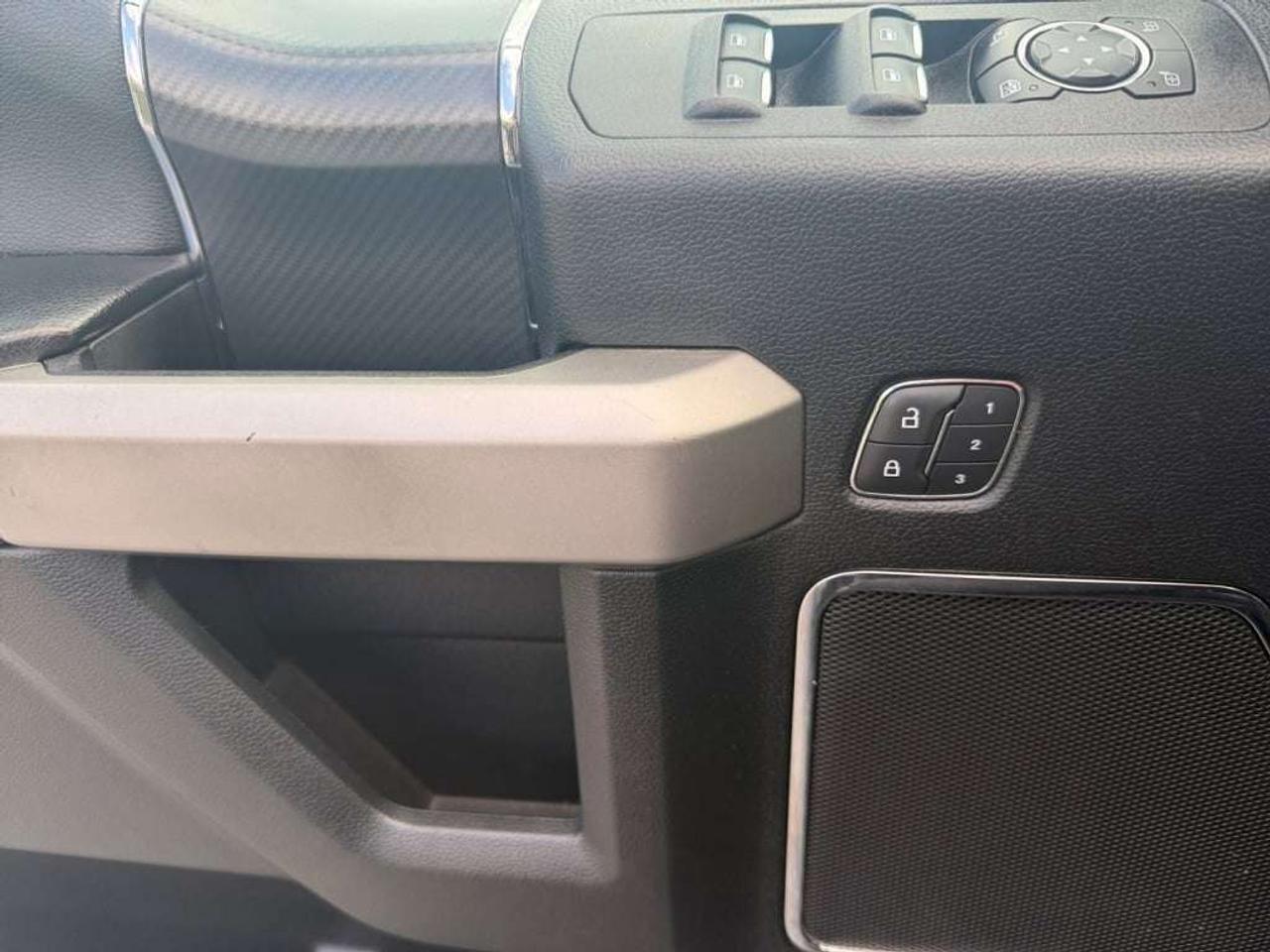 2020 Ford F-150 LARIAT 4WD   SPORT PACKAGE Photo