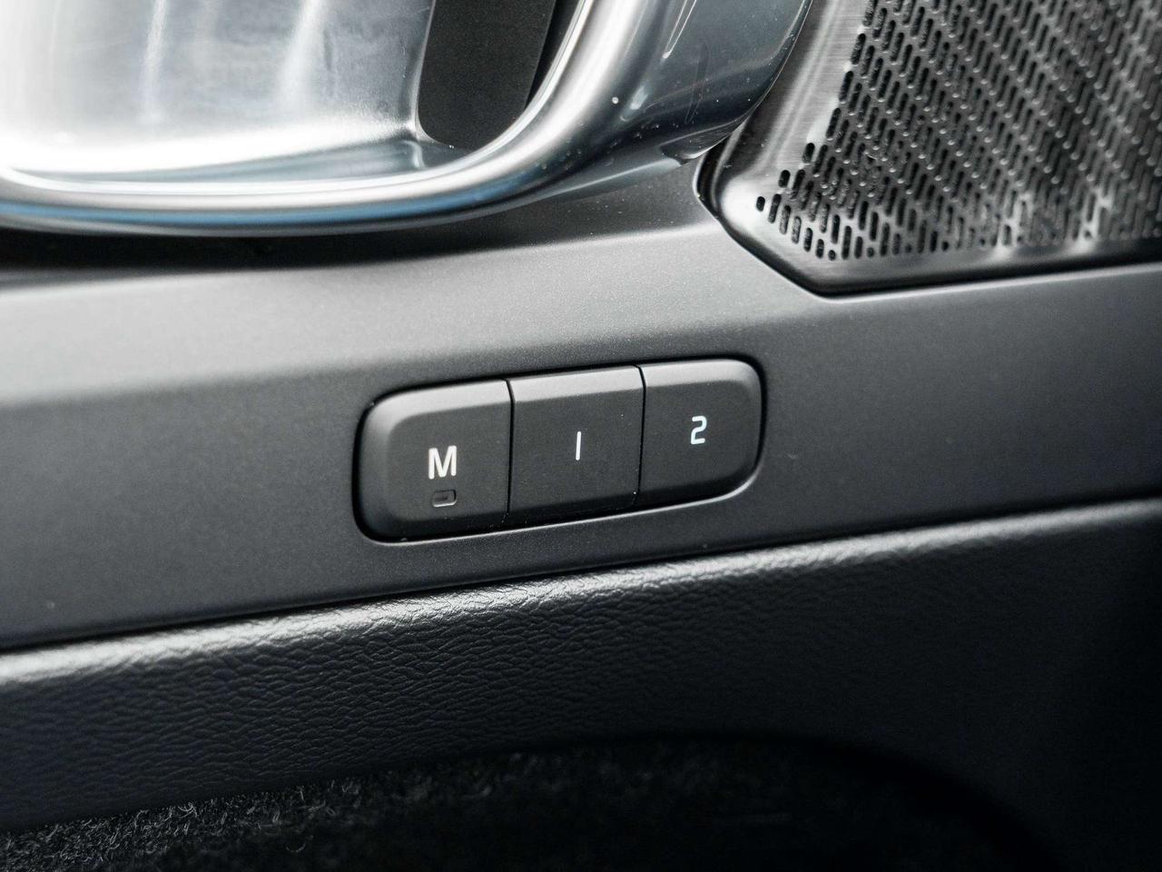 2019 Volvo XC40 R-DESIGN^New Brakes^Navi^Harman Kardon^PilotAssist Photo