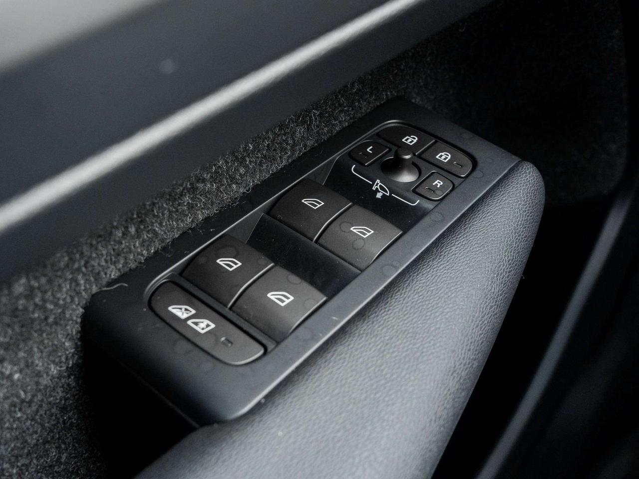 2019 Volvo XC40 R-DESIGN^New Brakes^Navi^Harman Kardon^PilotAssist Photo