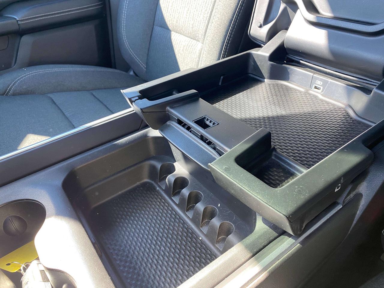2019 RAM 1500 BIG HORN, 5.7L 4X4, HEATED CLOTH, REMOTE START! Photo