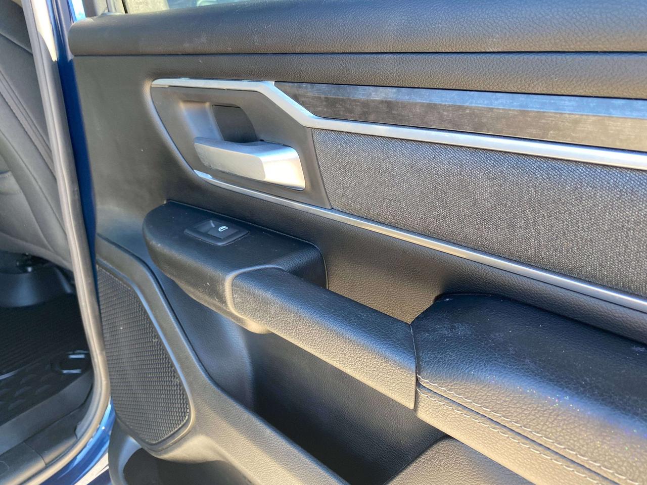 2019 RAM 1500 BIG HORN, 5.7L 4X4, HEATED CLOTH, REMOTE START! Photo