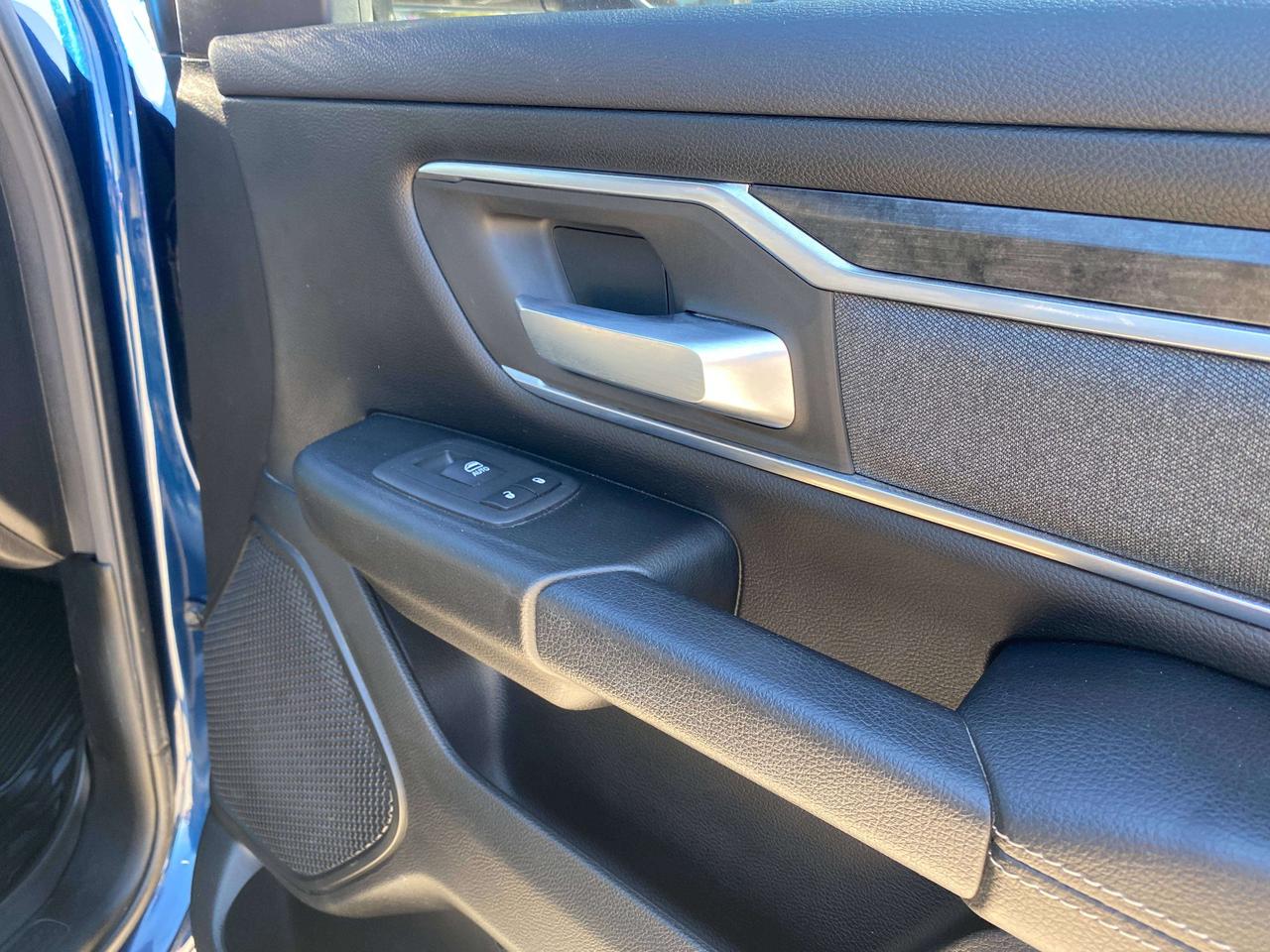 2019 RAM 1500 BIG HORN, 5.7L 4X4, HEATED CLOTH, REMOTE START! Photo