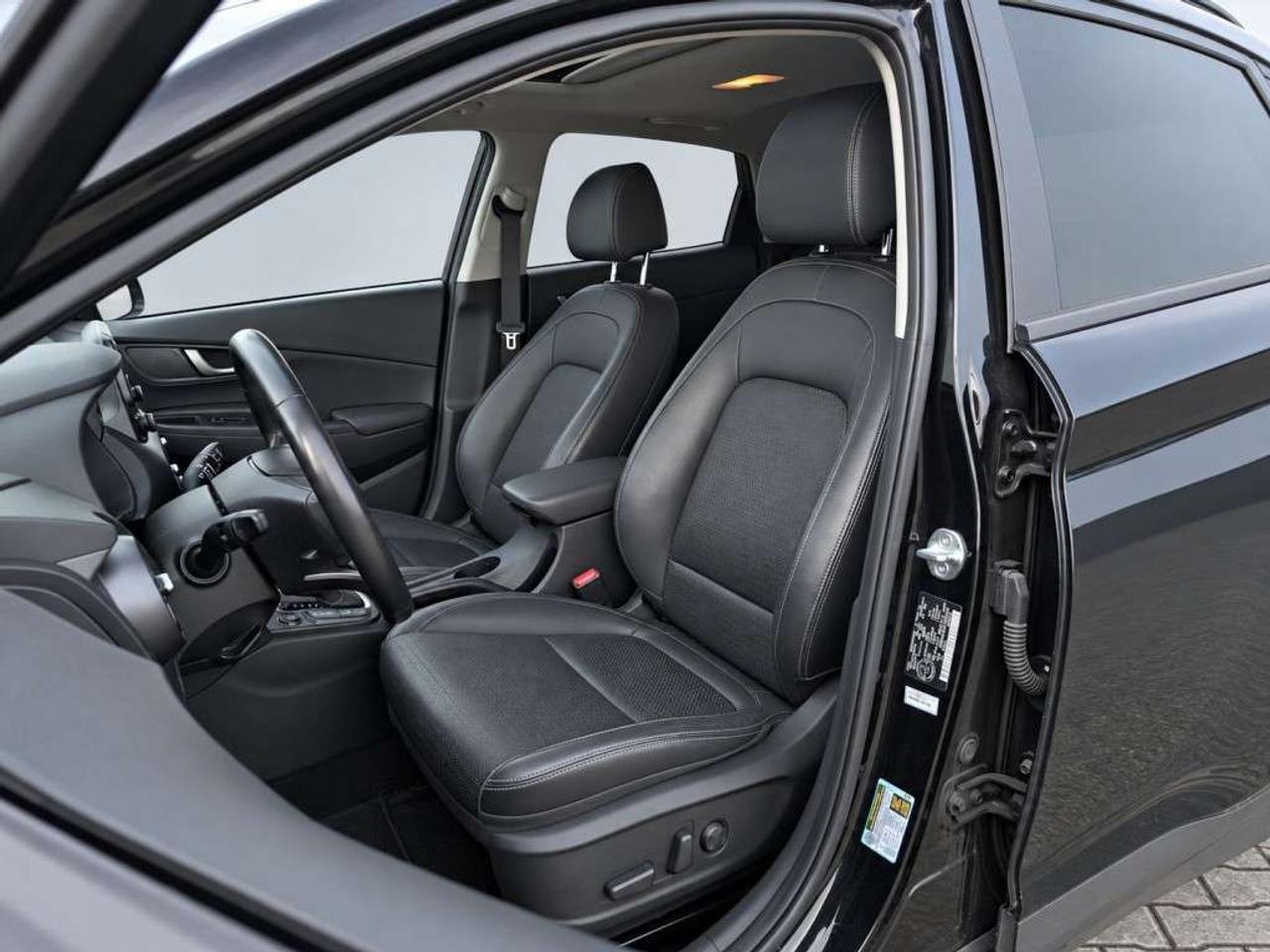 2019 Hyundai KONA lUXURYTECH PKG   AWD   SUNROOF   LEATHER SEATS   BLIND SPOT   BACKUP CAM Photo