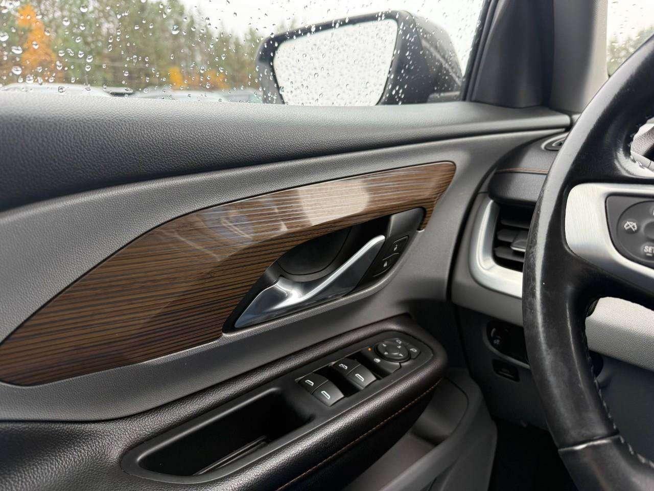 2019 GMC Terrain TRAILERING PKG. HEATED FRONT SEATS. LUGGAGE RACK. WINTER TIRES AND WHEELS. CERTIFIED. Photo