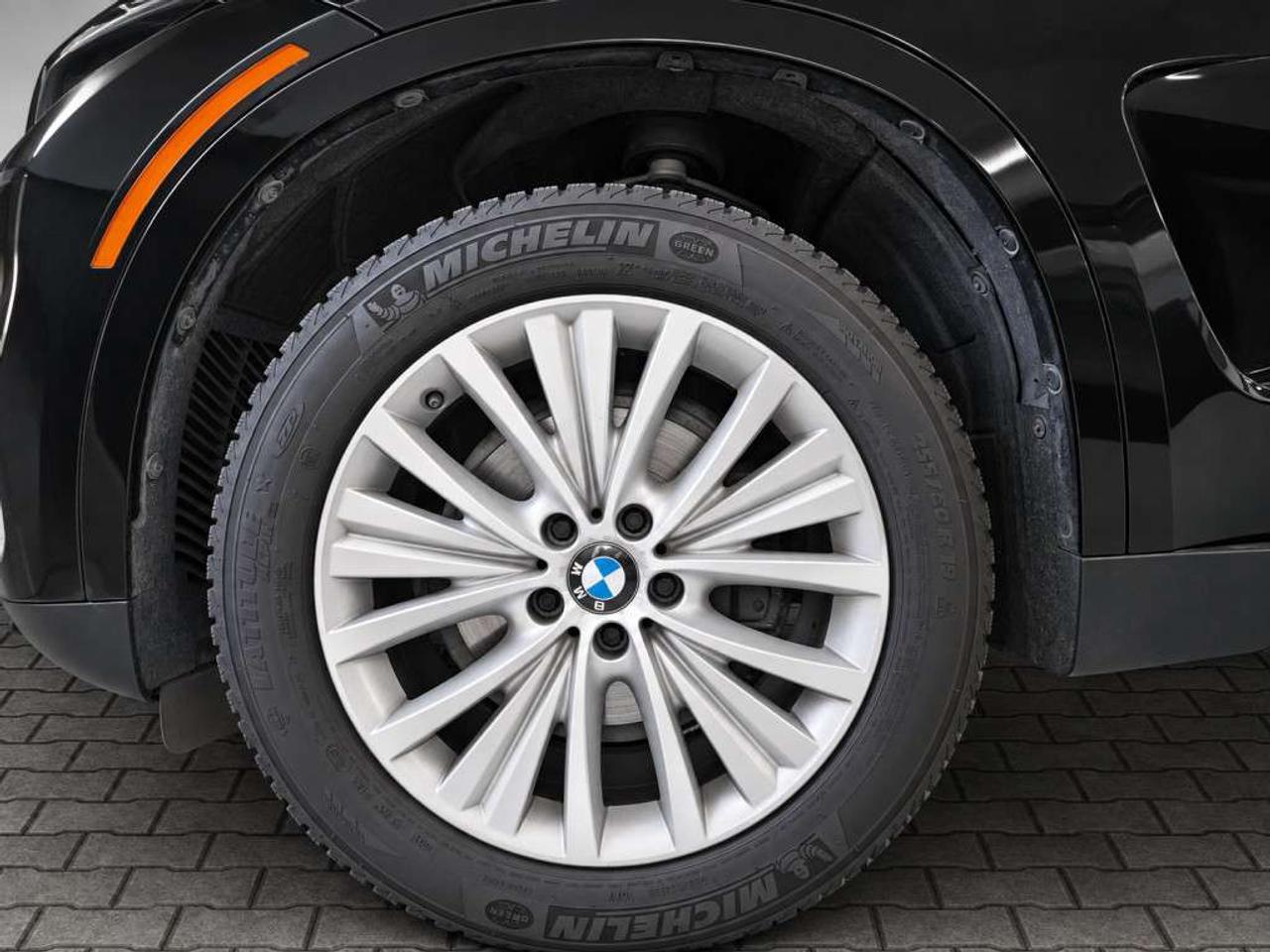 2015 BMW X5 xDrive35 AWD  Leather   Keyless start  Heads up display  Sunroof   Premium Sound Photo