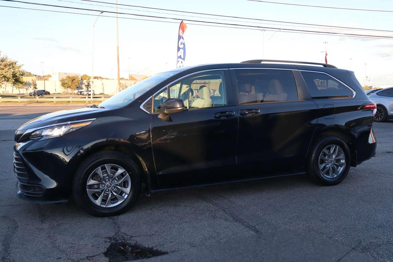 2022 Toyota Sienna LE   HYBRID   ACCIDENT FREE   CLEAN CARFAX Photo2