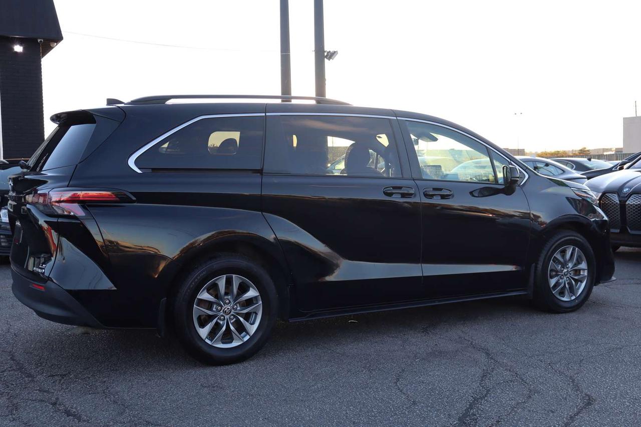 2022 Toyota Sienna LE   HYBRID   ACCIDENT FREE   CLEAN CARFAX Photo