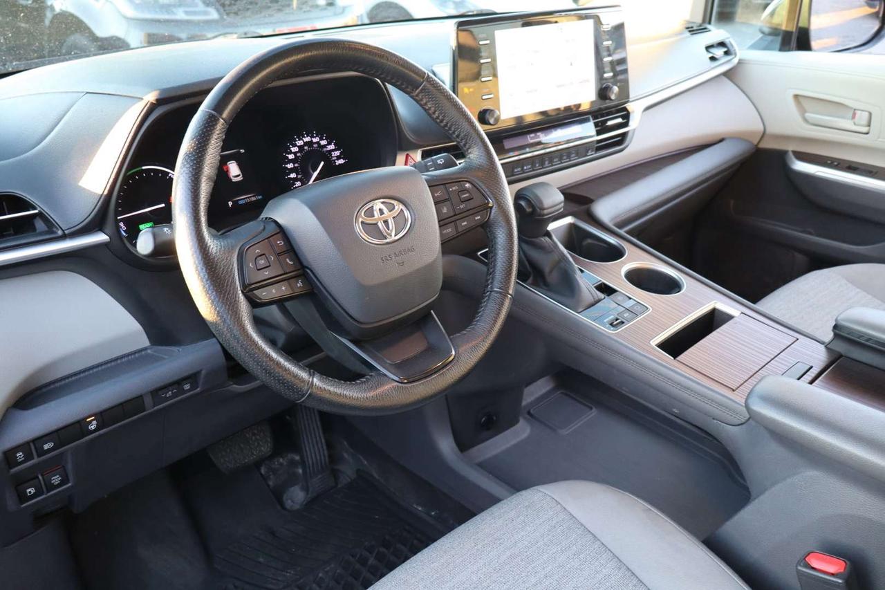 2022 Toyota Sienna LE   HYBRID   ACCIDENT FREE   CLEAN CARFAX Photo
