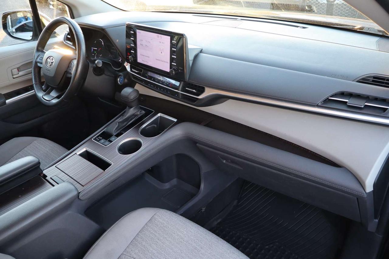 2022 Toyota Sienna LE   HYBRID   ACCIDENT FREE   CLEAN CARFAX Photo