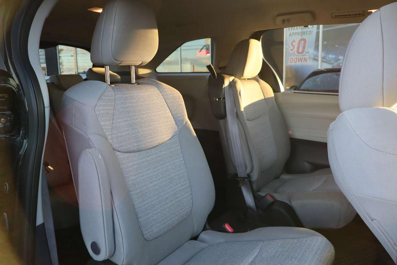 2022 Toyota Sienna LE   HYBRID   ACCIDENT FREE   CLEAN CARFAX Photo
