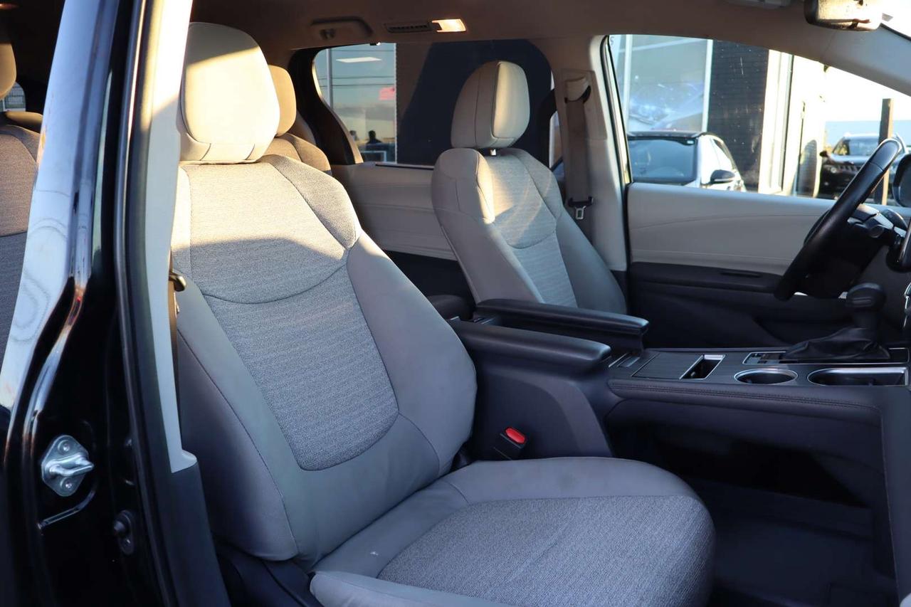 2022 Toyota Sienna LE   HYBRID   ACCIDENT FREE   CLEAN CARFAX Photo