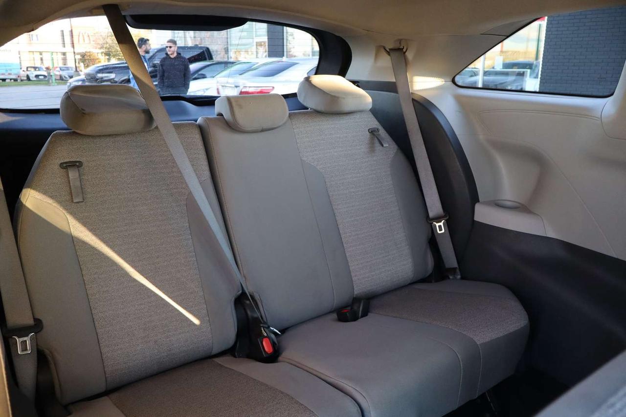 2022 Toyota Sienna LE   HYBRID   ACCIDENT FREE   CLEAN CARFAX Photo