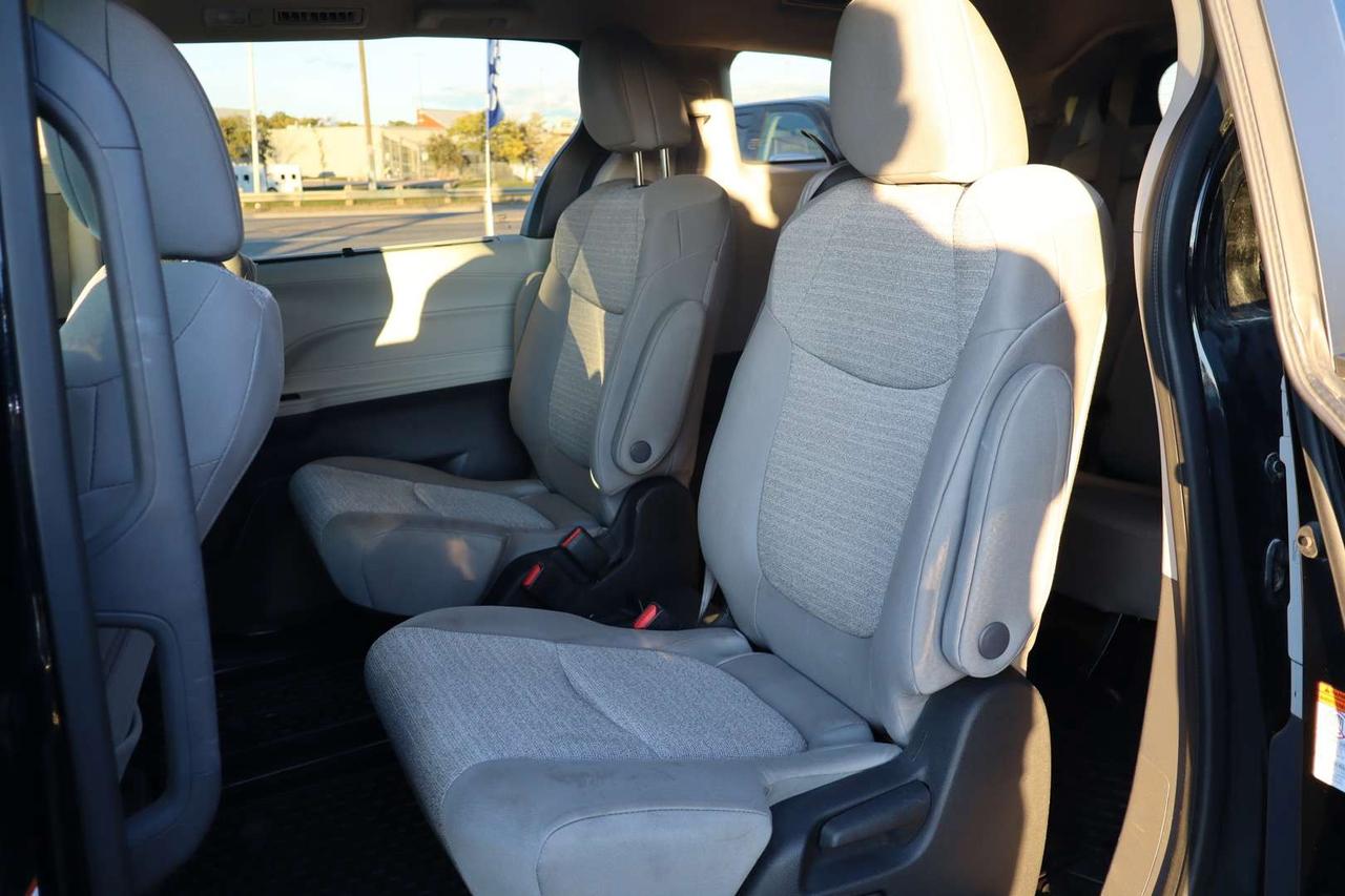 2022 Toyota Sienna LE   HYBRID   ACCIDENT FREE   CLEAN CARFAX Photo