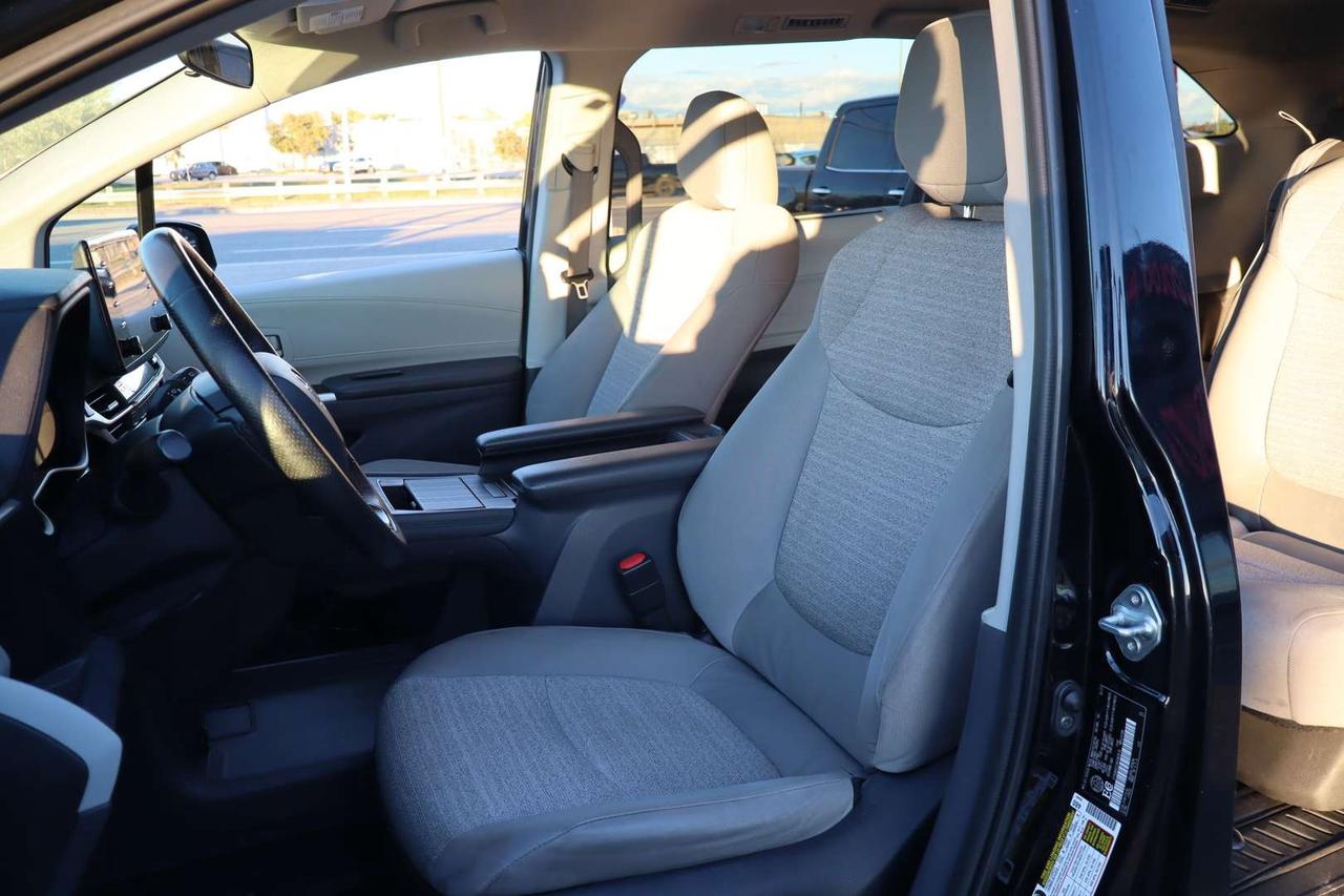 2022 Toyota Sienna LE   HYBRID   ACCIDENT FREE   CLEAN CARFAX Photo