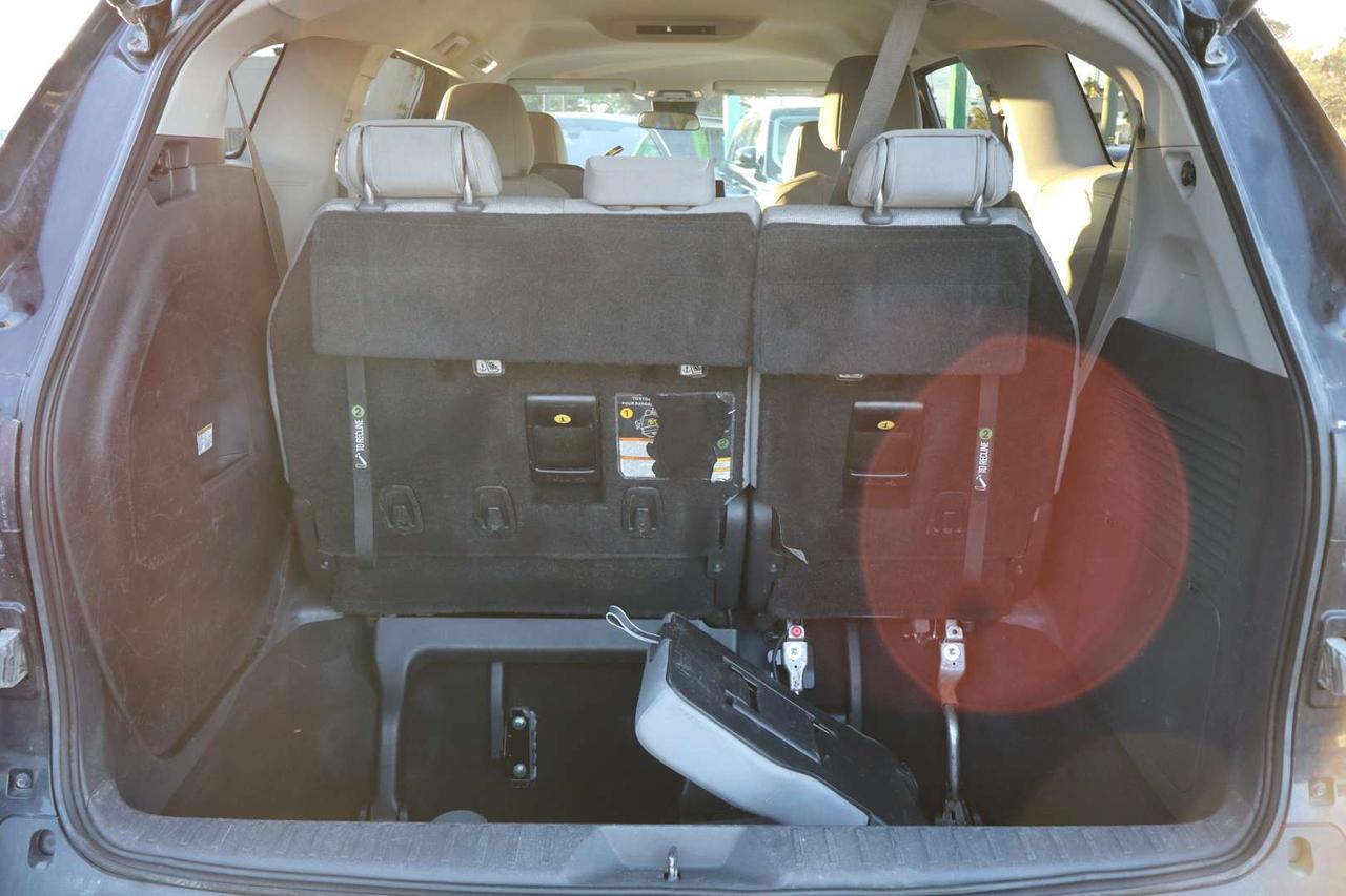 2022 Toyota Sienna LE   HYBRID   ACCIDENT FREE   CLEAN CARFAX Photo