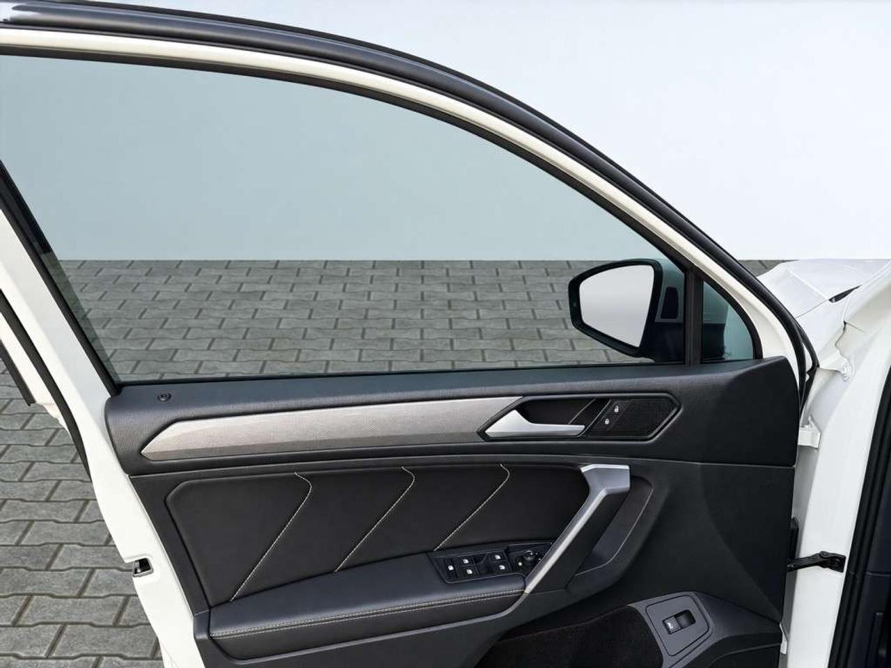 2024 Volkswagen Tiguan COMFORTLINE / AWD / LEATHER /  HEATED SEATS / HEATED WHEEL / CARPLAY Photo