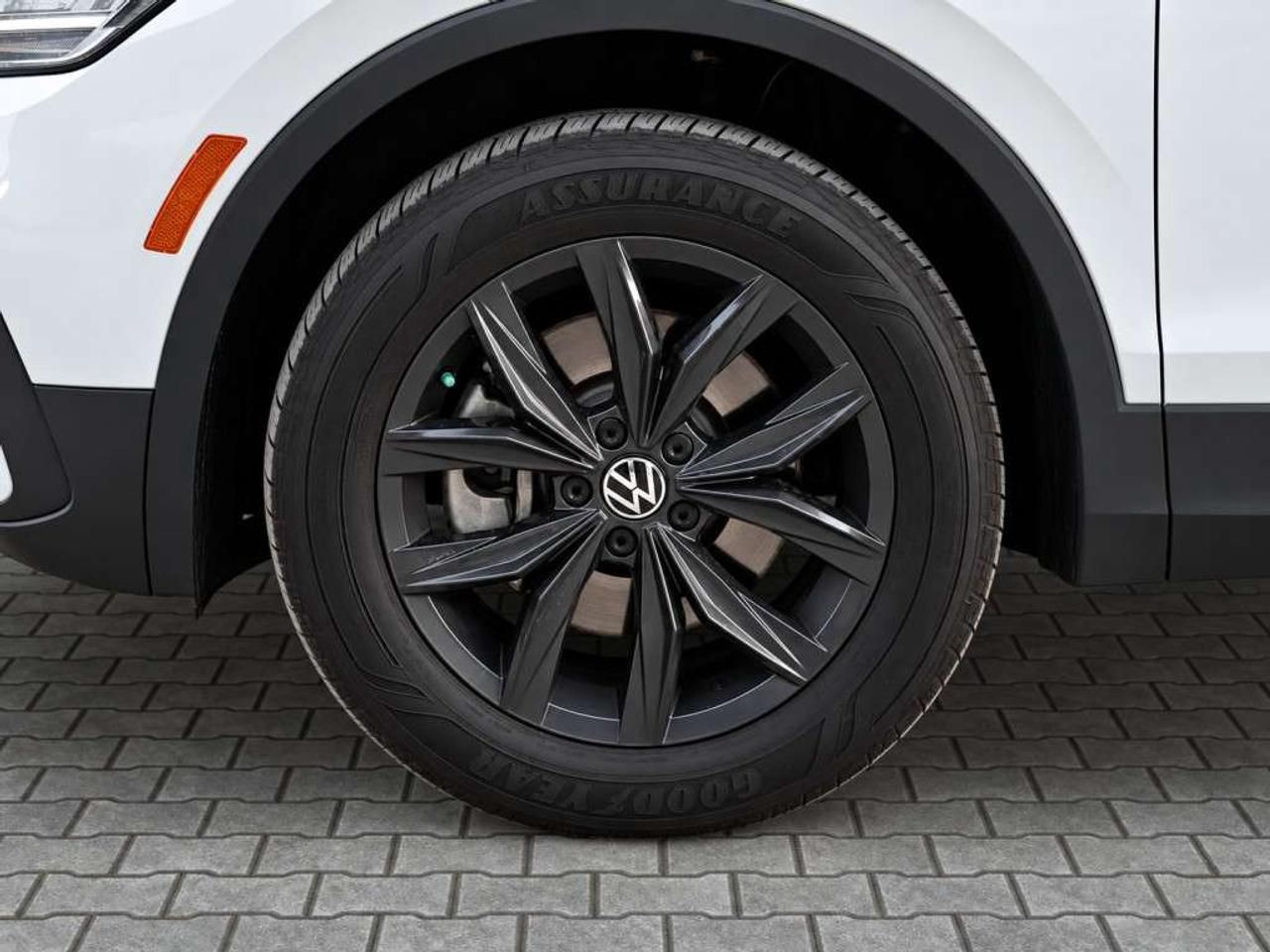 2024 Volkswagen Tiguan COMFORTLINE / AWD / LEATHER /  HEATED SEATS / HEATED WHEEL / CARPLAY Photo