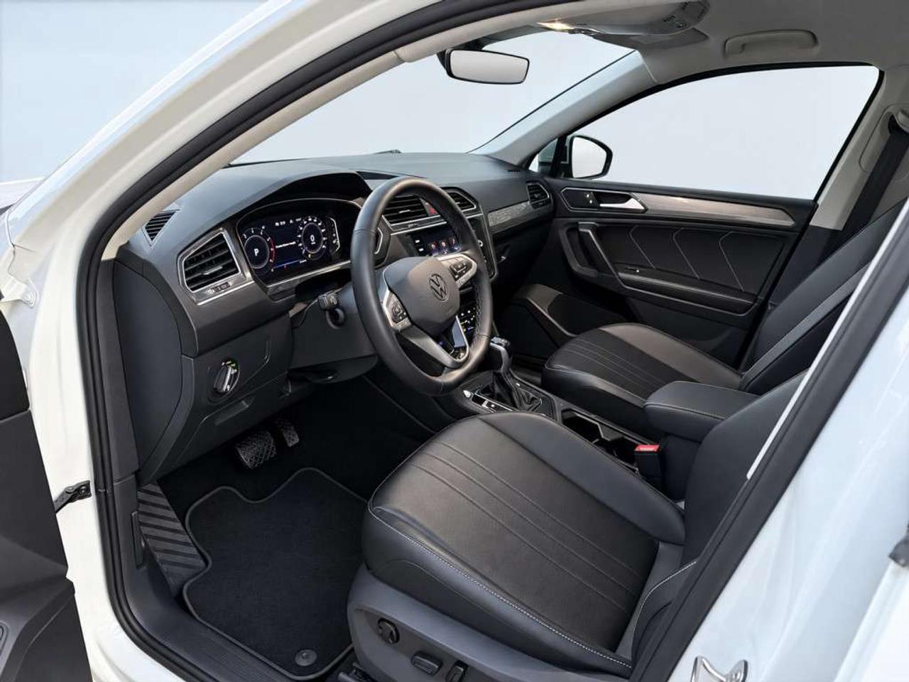 2024 Volkswagen Tiguan COMFORTLINE / AWD / LEATHER /  HEATED SEATS / HEATED WHEEL / CARPLAY Photo