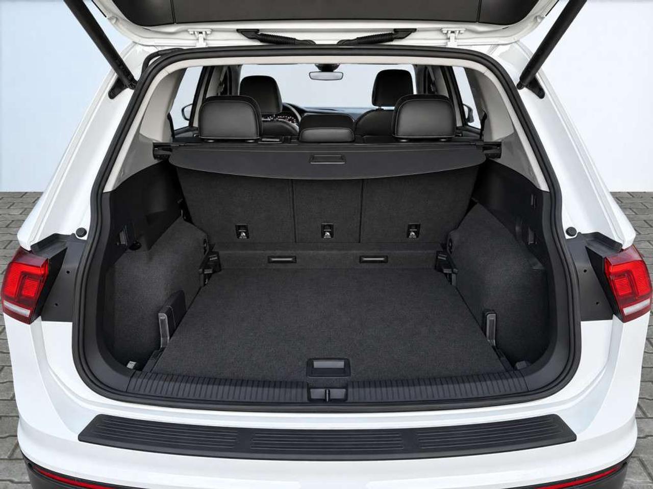 2024 Volkswagen Tiguan COMFORTLINE / AWD / LEATHER /  HEATED SEATS / HEATED WHEEL / CARPLAY Photo