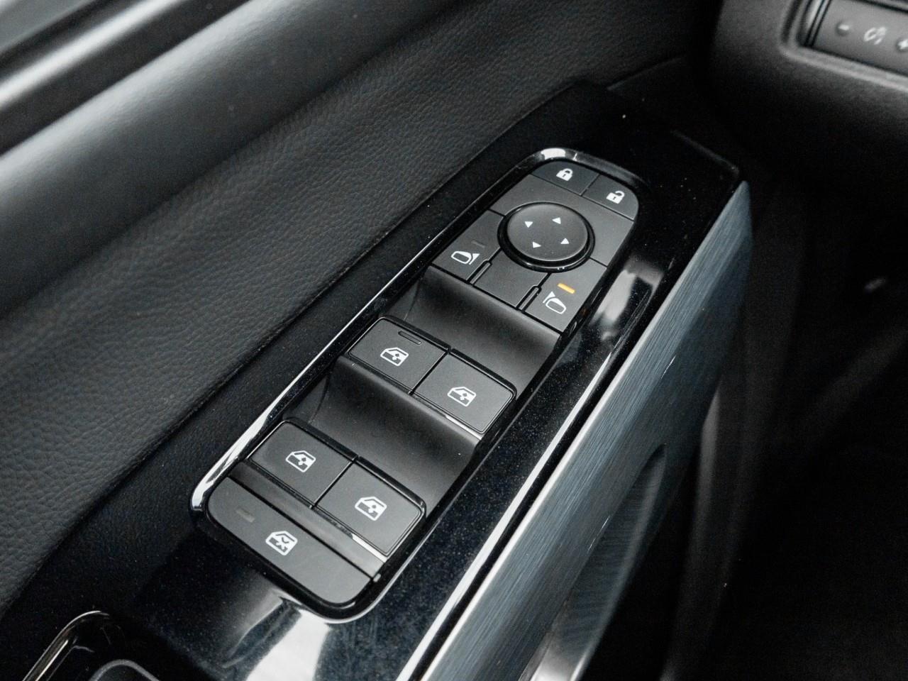 2025 Nissan Pathfinder SL 4dr 4x4 Photo