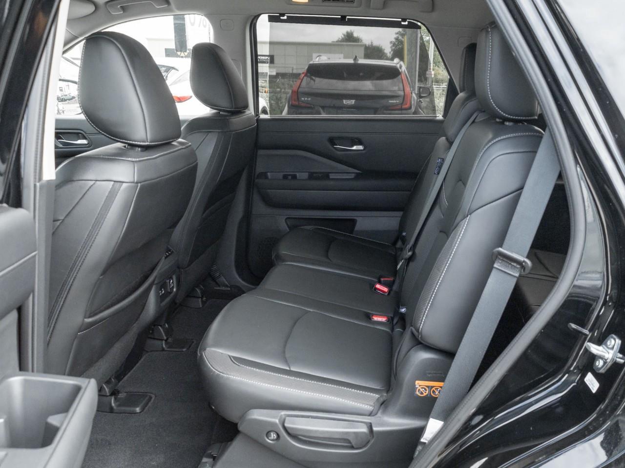 2025 Nissan Pathfinder SL 4dr 4x4 Photo