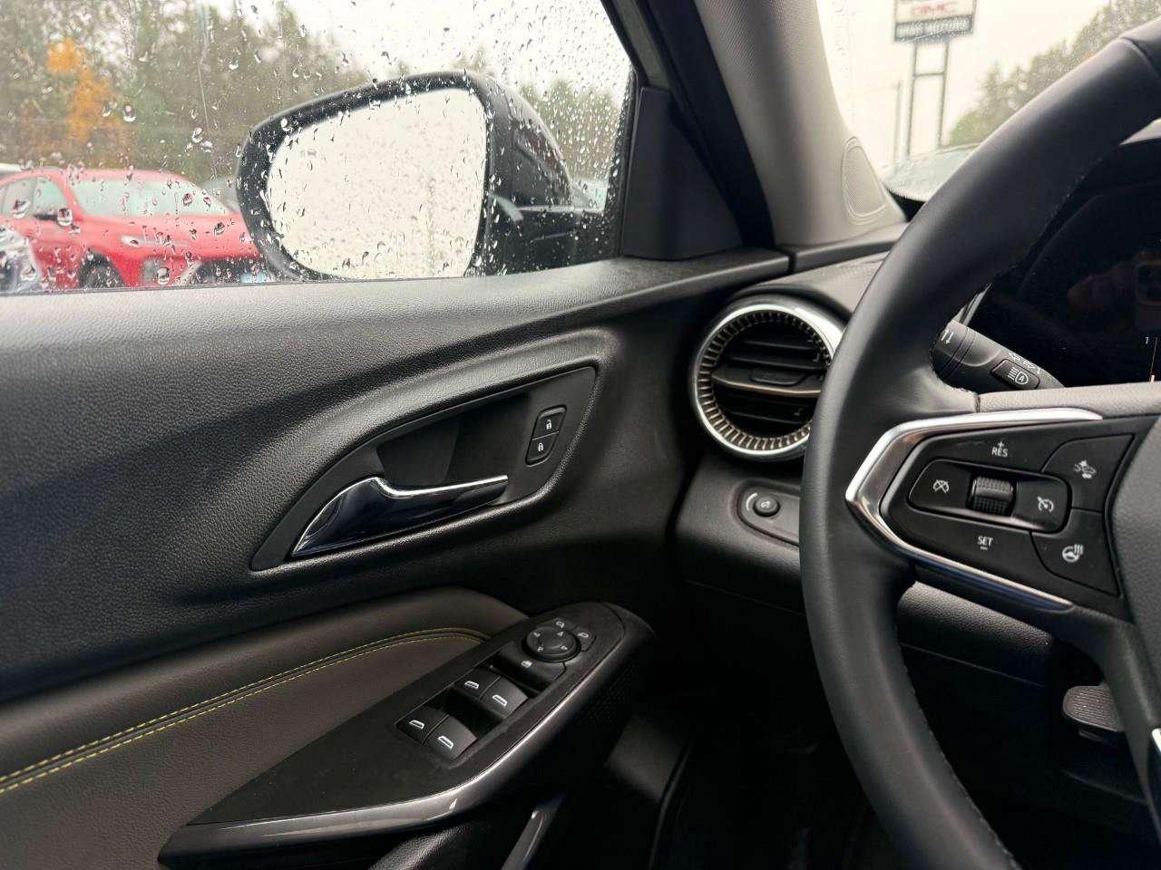 2025 Chevrolet Trax BRAY ORIGINAL. ALL WEATHER MATS. SUNROOF. WIRELESS CHARGING. HEATED FRONT SEATS. HD REAR VISION CAMERA. Photo