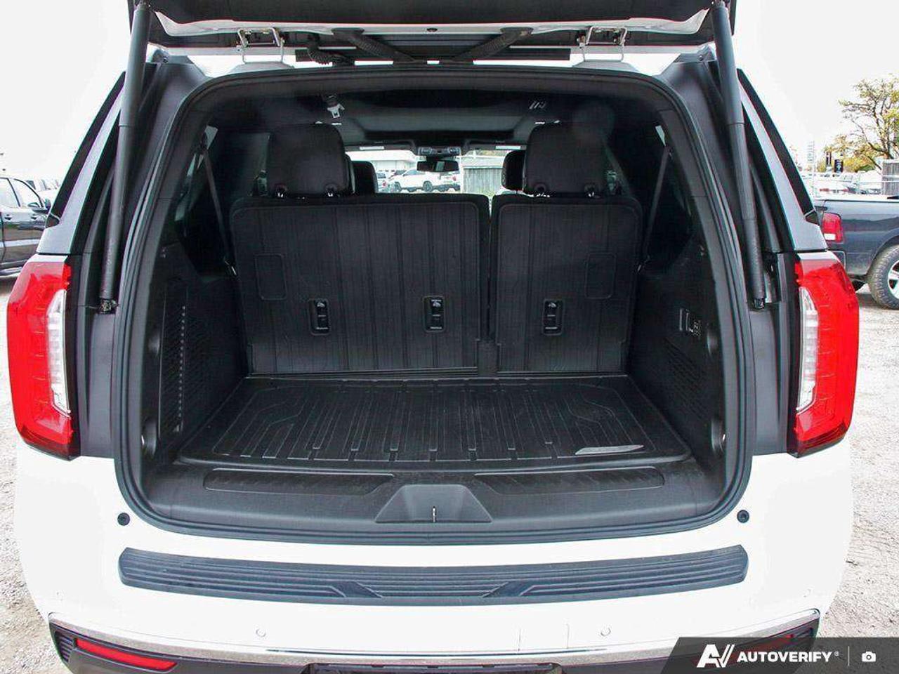 2023 GMC Yukon 5.3L V8, 4X4, ALLOYS, LEATHER, BOSE, SUNROOF, 1-OWNER, MACMASTER ORIGINAL, CERTIFIED PREOWNED! Photo