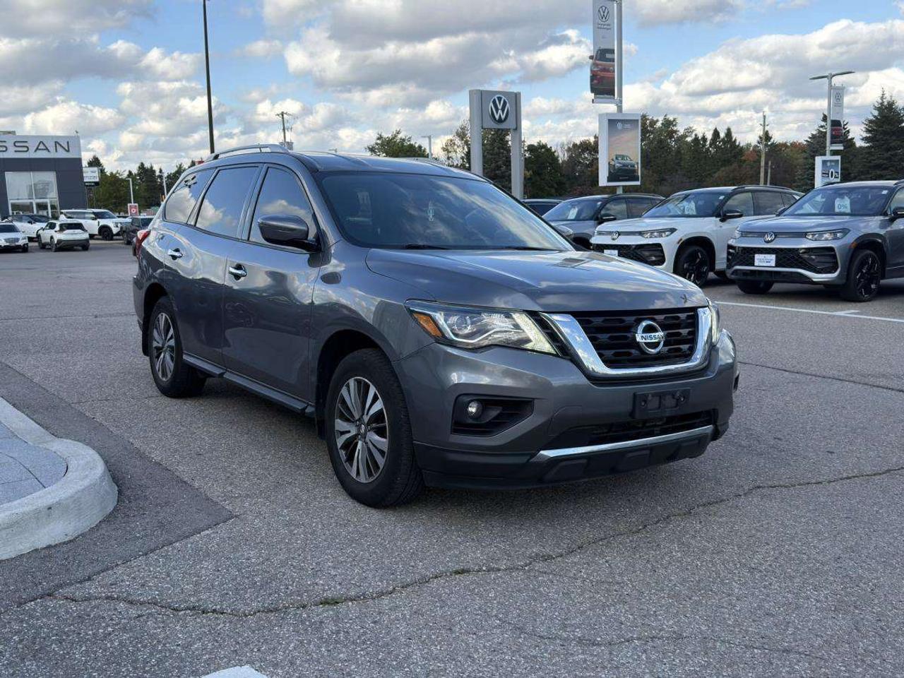 2017 Nissan Pathfinder  Photo1
