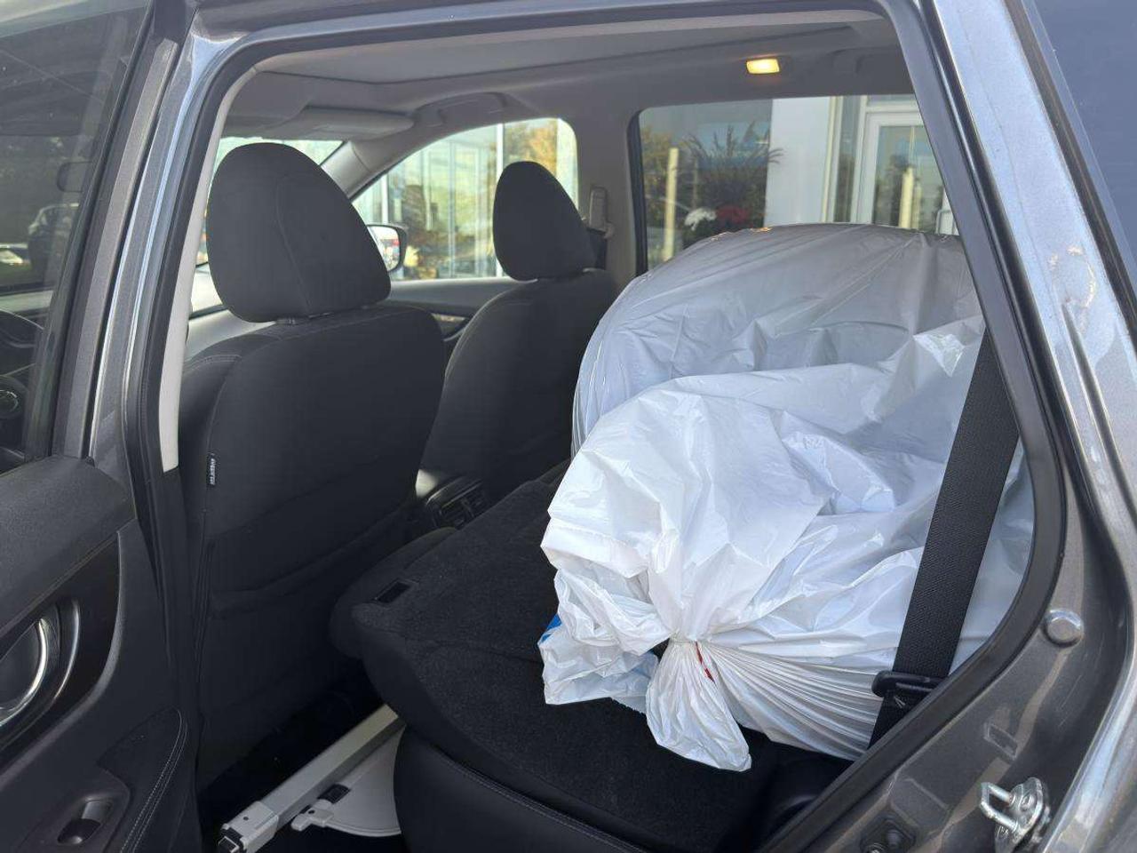 2019 Nissan Rogue ACCIDENT-FREE, HTD CLOTH, AWD, APPLE CARPLAY Photo