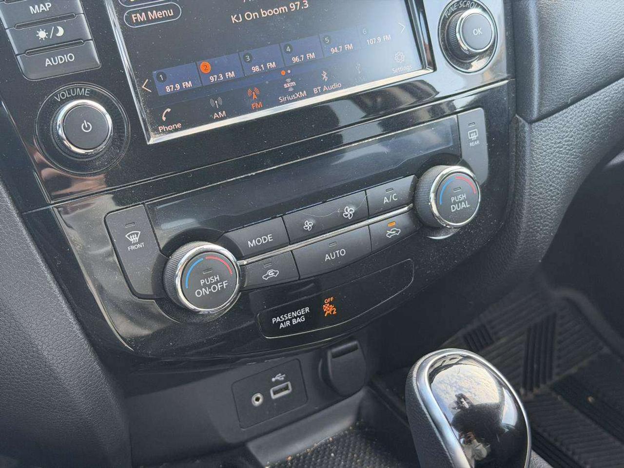 2019 Nissan Rogue ACCIDENT-FREE, HTD CLOTH, AWD, APPLE CARPLAY Photo